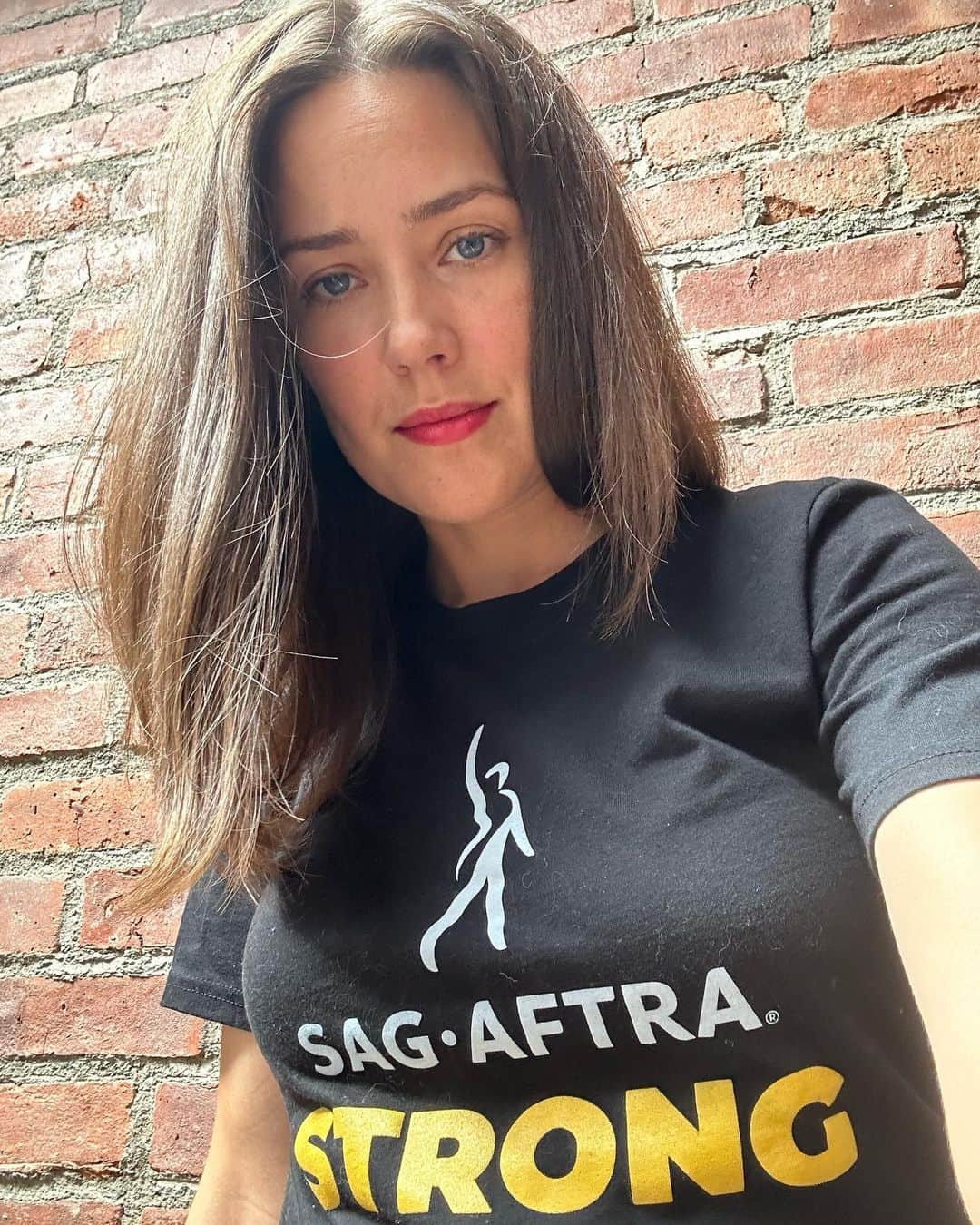 メーガン・ブーンのインスタグラム：「@sagaftra 💪 The show does not go on without us. #sagaftrastrike #sagaftrastrong #sagaftra」