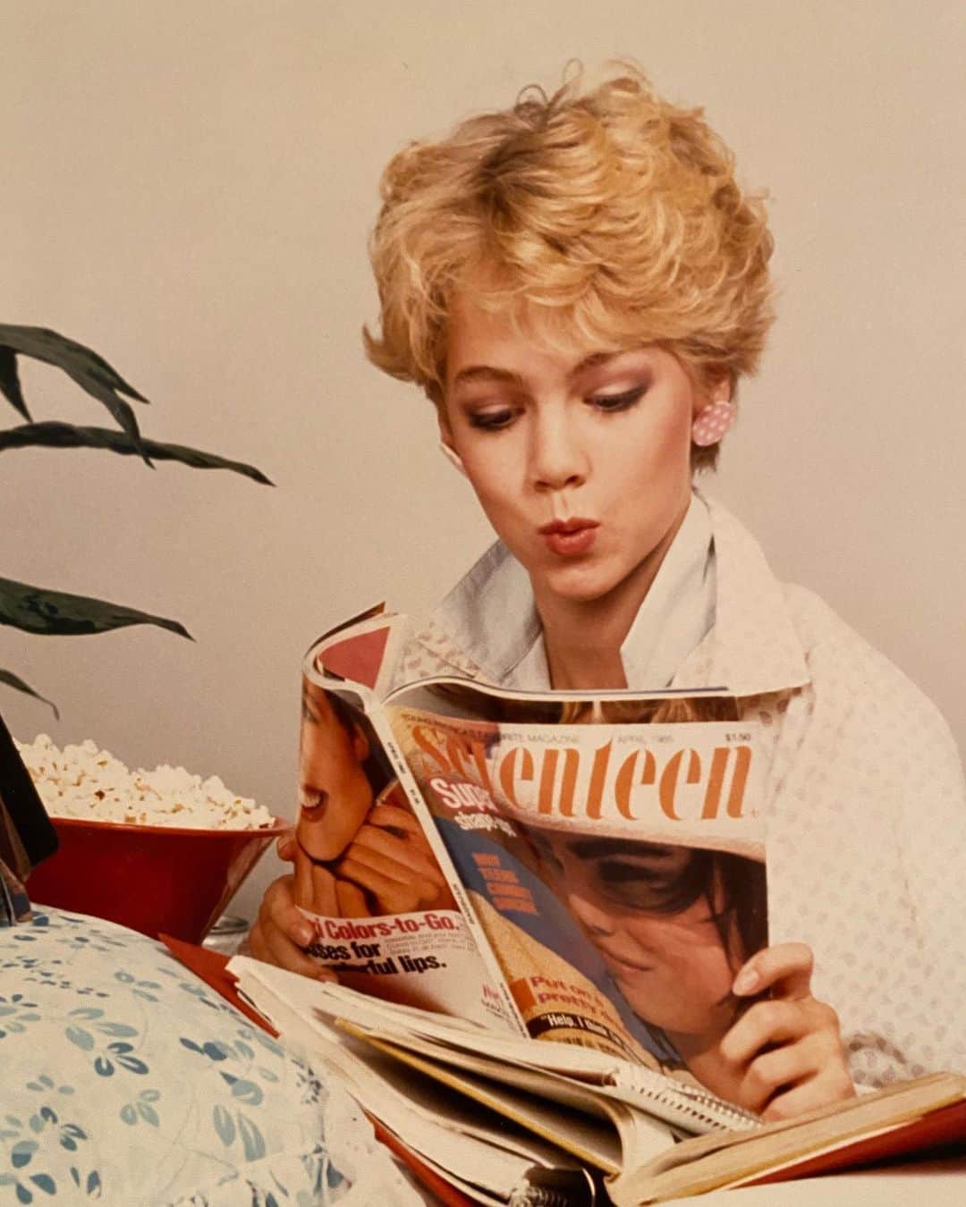 ジェニー・ガースのインスタグラム：「#tbt  One of my very first photo shoots ever.  Maybe 1987?? Fun facts:  I dreamed of being in @seventeen 🤩 I’ve always enjoyed a popped collar😎 My mom gave me that haircut and made the popcorn🤣 #seventeenmagazine #80’s」