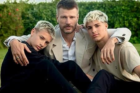 Rodrigo Hilbertのインスタグラム：「Feliz dia das crianças! 🎈 Para os meus, para os teus. Para os adultos que sempre resgatam sua criança interior.   #diadascrianças」