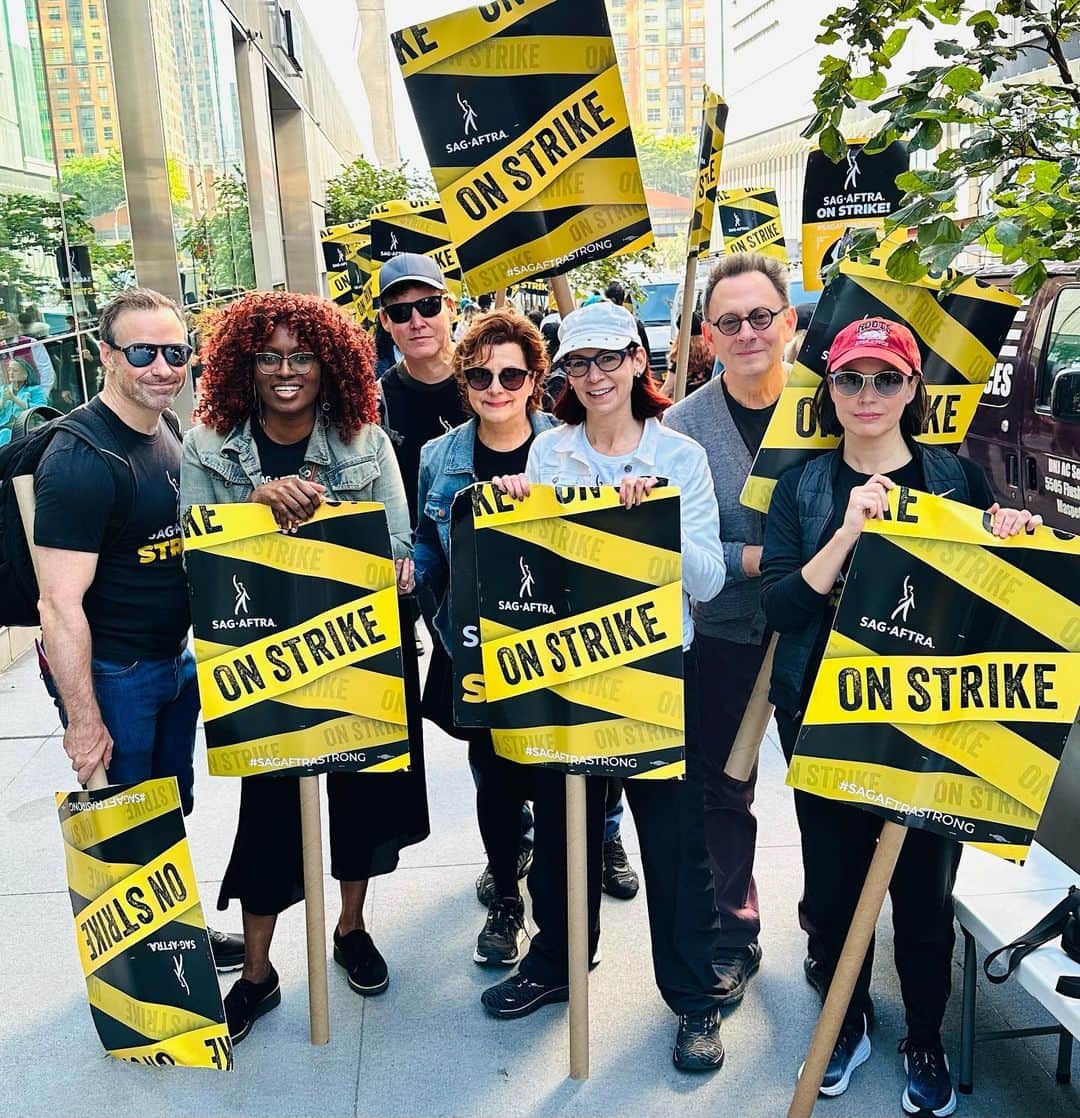 キャリー・プレストンのインスタグラム：「One day longer. One day stronger. #sagaftrastrong #sagaftra #unionstrong」