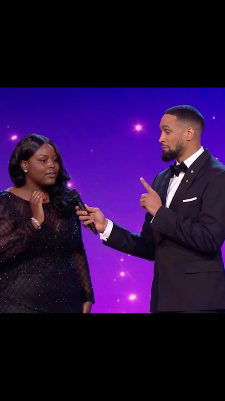 ロイヤル・ファミリーのインスタグラム：「At the @prideofbritain Awards 2023, @princestrust Ambassador Felicity Kendal read out a special message from The King to Tskenya, the winner of The Prince’s Trust Young Achiever award.   “Her achievements, which were accomplished despite the immense personal challenges she has faced, would not have been realised had she not shown enormous resilience, tenacity and deep care for others.   I am especially proud to hear how the work of The Prince’s Trust helped Tskenya to transform her life, and am full of admiration for her role in supporting others in the community.   The stories of each and every award winner this year are inspirational and I can only send you all my warmest admiration.   You are indeed the Pride of Britain.”  Tskenya won this year’s award after overcoming a series of challenges, including bullying and an ADHD diagnosis, to benefit her community through the provision of social activities for young people and the elderly - all while running a successful shoe brand with support from The Prince’s Trust.  Hear more about the inspiring stories of Tskenya and other remarkable @prideofbritain winners tonight on @itv at 8pm.」