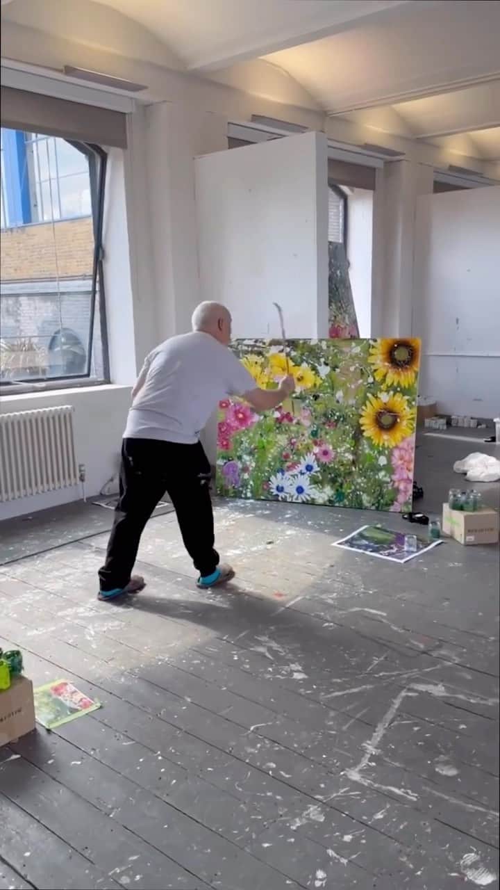 のインスタグラム：「Gagosian is presenting a solo presentation of new works by Damien Hirst (@damienhirst) at Frieze London (@friezeofficial) this week in commemoration of the twentieth anniversary of the fair.   In the previously unseen works, titled “The Secret Gardens Paintings,” Hirst depicts thriving gardens in which different species of vibrantly colored flowers emerge from their verdant surroundings in a style that balances the designed and the natural, the harmonious and the chaotic. Rendering blooms, shrubs, and ponds in quick but convincing detail, he also incorporates consciously indistinct passages before finally adding an abstract layer to each canvas by hurling thick paint at its surface from a loaded brush. Follow the link in our bio to learn more.  __________ #DamienHirst #FriezeArtFair #Gagosian Damien Hirst in his studio in London, 2023. Artwork © Damien Hirst and Science Ltd. All rights reserved, DACS/ArtImage 2023. Video: courtesy Damien Hirst」