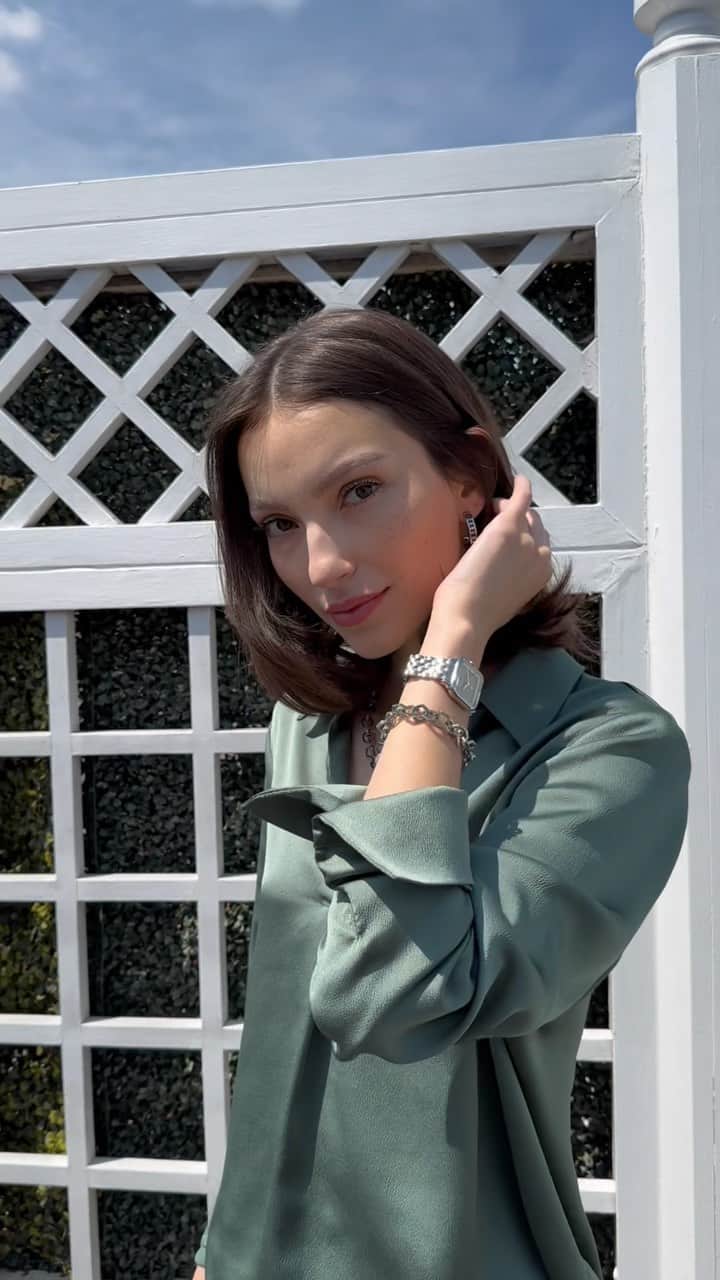 Olivia Burtonのインスタグラム：「Created with a lustrous sunray dial, soft rounded case and our iconic North Star motif, our Grosvenor watch is a wardrobe essential.  Worn by the beautiful @ednazvang   Tap to shop or head to our Covent Garden store.  #OliviaBurtonLondon #WomensWatches」