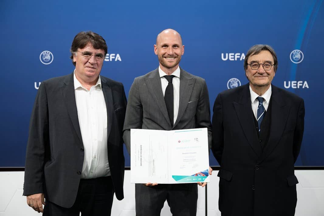 ベネディクト・ヘーヴェデスさんのインスタグラム写真 - (ベネディクト・ヘーヴェデスInstagram)「I finally received my MIP diploma from @uefa_official!  I am super grateful for the past year and a half of substantial personal growth, the privilege of connecting with many remarkable individuals, and the experiences that pushed me beyond my comfort zone. Congratulations to all who have earned their diplomas! We can forever cherish the incredible journey we've shared.」10月13日 2時07分 - benwedes