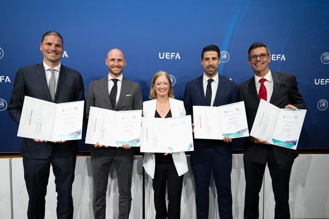 ベネディクト・ヘーヴェデスさんのインスタグラム写真 - (ベネディクト・ヘーヴェデスInstagram)「I finally received my MIP diploma from @uefa_official!  I am super grateful for the past year and a half of substantial personal growth, the privilege of connecting with many remarkable individuals, and the experiences that pushed me beyond my comfort zone. Congratulations to all who have earned their diplomas! We can forever cherish the incredible journey we've shared.」10月13日 2時07分 - benwedes