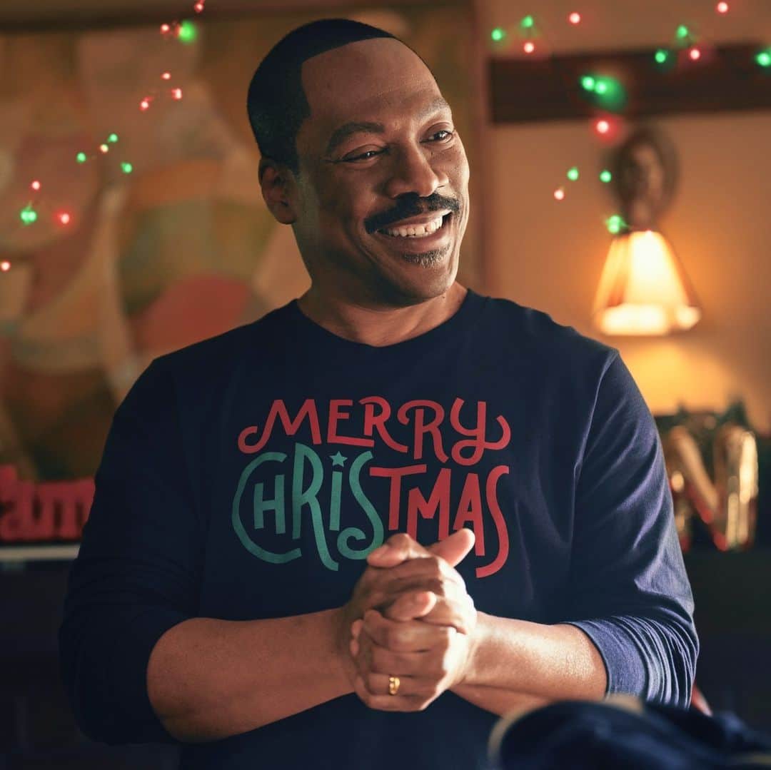 ハリウッド・リポーターのインスタグラム：「#EddieMurphy is facing off with angry geese, enchanted ceramic Christmas villagers and one havoc-wreaking elf in the new trailer for his first holiday movie #CandyCaneLane, which reunites him with director #ReginaldHudlin. Take a jolly trip to the link in bio to watch now.」