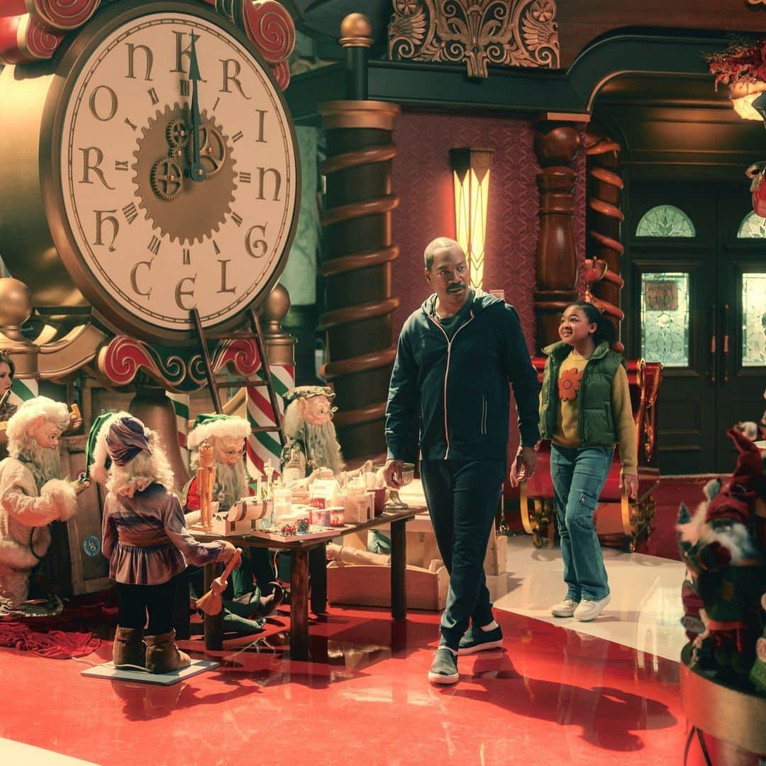 ハリウッド・リポーターさんのインスタグラム写真 - (ハリウッド・リポーターInstagram)「#EddieMurphy is facing off with angry geese, enchanted ceramic Christmas villagers and one havoc-wreaking elf in the new trailer for his first holiday movie #CandyCaneLane, which reunites him with director #ReginaldHudlin. Take a jolly trip to the link in bio to watch now.」10月13日 2時07分 - hollywoodreporter