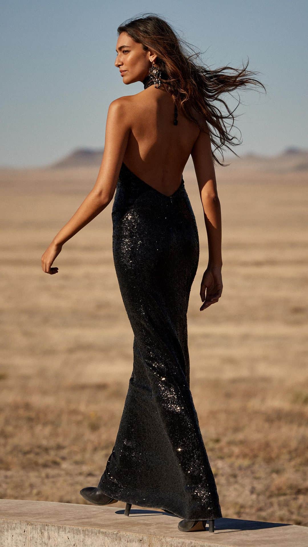 のインスタグラム：「Moving portraits set #RLCollection’s evening gowns against natural terrain.  Discover more from #RalphLauren Fall 2023 via the link in bio.」
