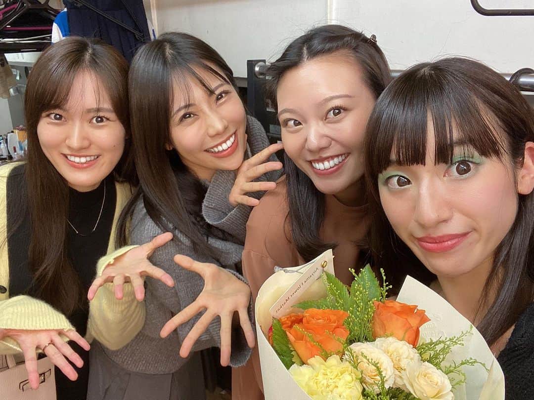 のインスタグラム：「Happy birthday to me! 誕生日そして初舞台！¡Feliz cumpleaños a mí!  Hoy era mi primera vez en el escenario. Estaba muy nerviosa. El 12 de Octubre es mi cumpleaños. Voy a hacer Facebook directo. Vamos a celebrar juntos. Sígueme en Facebook por favor.  October 12th is my birthday and today was my first time performing on stage!  初舞台、アクション歴３ヶ月というぴよぴよひよこな私ですが、スキルフルなキャスト様方、スタッフ様方に支えられて、なんとか舞台初日を終えることができました。 なんと終演後、サプライズで誕生日をお祝いしていただきました！ 一人で祝うの寂しいからケーキ配ってたのですが、まさかお祝いしていただけるとは。 感謝の気持ちでいっぱいで泣いてしまいました。 明日からも気を引き締めて舞台頑張ります。  共演者の深井ねがいさんから誕生日プレゼントを頂いてしまいました。 深井さんは賢明でオーラがあっていつもキラキラ輝いています。バスソルトという毎日朝夜に湯船に浸かる私には必需品のセンス抜群のプレゼントをいただきました。お手紙も嬉しすぎます。 本当にありがとうございます。  飯坂泰子さんから誕生日プレゼントとしてサラダをいただきました。以前「好きな食べ物はサラダです」と言ったことを覚えていてくださいました。 泰子さんはベテランで、わからないことだらけな私はいつも泰子さんに頼りっきりですが、いつも優しく教えてくださいます。ありがとうございます。  ミスワールドの友達のえりやちゃんとおとかちゃんとふみなちゃんが舞台を観に来てくれました。 ずっと仲良くしてくれて嬉しいです。 一生のお友達です。 本当にありがとう。大好き。  初舞台初日が誕生日ということで友達が観に来てお祝いしてくれました。 たくさんの人に支えられて幸せ者だなぁと思います。 おかげで素敵な誕生日になりました。  明日からも気を引き締めて頑張ります。  #鈴木柚里絵　#ninjasuzukiyurie」
