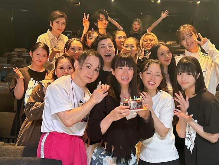 鈴木柚里絵さんのインスタグラム写真 - (鈴木柚里絵Instagram)「Happy birthday to me! 誕生日そして初舞台！¡Feliz cumpleaños a mí!  Hoy era mi primera vez en el escenario. Estaba muy nerviosa. El 12 de Octubre es mi cumpleaños. Voy a hacer Facebook directo. Vamos a celebrar juntos. Sígueme en Facebook por favor.  October 12th is my birthday and today was my first time performing on stage!  初舞台、アクション歴３ヶ月というぴよぴよひよこな私ですが、スキルフルなキャスト様方、スタッフ様方に支えられて、なんとか舞台初日を終えることができました。 なんと終演後、サプライズで誕生日をお祝いしていただきました！ 一人で祝うの寂しいからケーキ配ってたのですが、まさかお祝いしていただけるとは。 感謝の気持ちでいっぱいで泣いてしまいました。 明日からも気を引き締めて舞台頑張ります。  共演者の深井ねがいさんから誕生日プレゼントを頂いてしまいました。 深井さんは賢明でオーラがあっていつもキラキラ輝いています。バスソルトという毎日朝夜に湯船に浸かる私には必需品のセンス抜群のプレゼントをいただきました。お手紙も嬉しすぎます。 本当にありがとうございます。  飯坂泰子さんから誕生日プレゼントとしてサラダをいただきました。以前「好きな食べ物はサラダです」と言ったことを覚えていてくださいました。 泰子さんはベテランで、わからないことだらけな私はいつも泰子さんに頼りっきりですが、いつも優しく教えてくださいます。ありがとうございます。  ミスワールドの友達のえりやちゃんとおとかちゃんとふみなちゃんが舞台を観に来てくれました。 ずっと仲良くしてくれて嬉しいです。 一生のお友達です。 本当にありがとう。大好き。  初舞台初日が誕生日ということで友達が観に来てお祝いしてくれました。 たくさんの人に支えられて幸せ者だなぁと思います。 おかげで素敵な誕生日になりました。  明日からも気を引き締めて頑張ります。  #鈴木柚里絵　#ninjasuzukiyurie」10月13日 2時12分 - yuriehiyoko