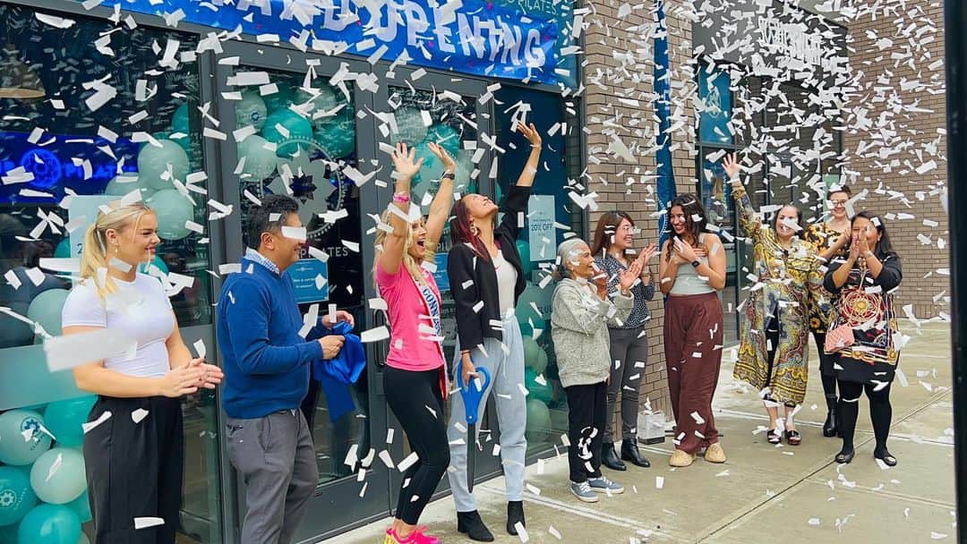 ローラ・ゼンのインスタグラム：「i’ve always wanted to ✂️do that…   happy grand opening to @clubpilatesnewhaven」