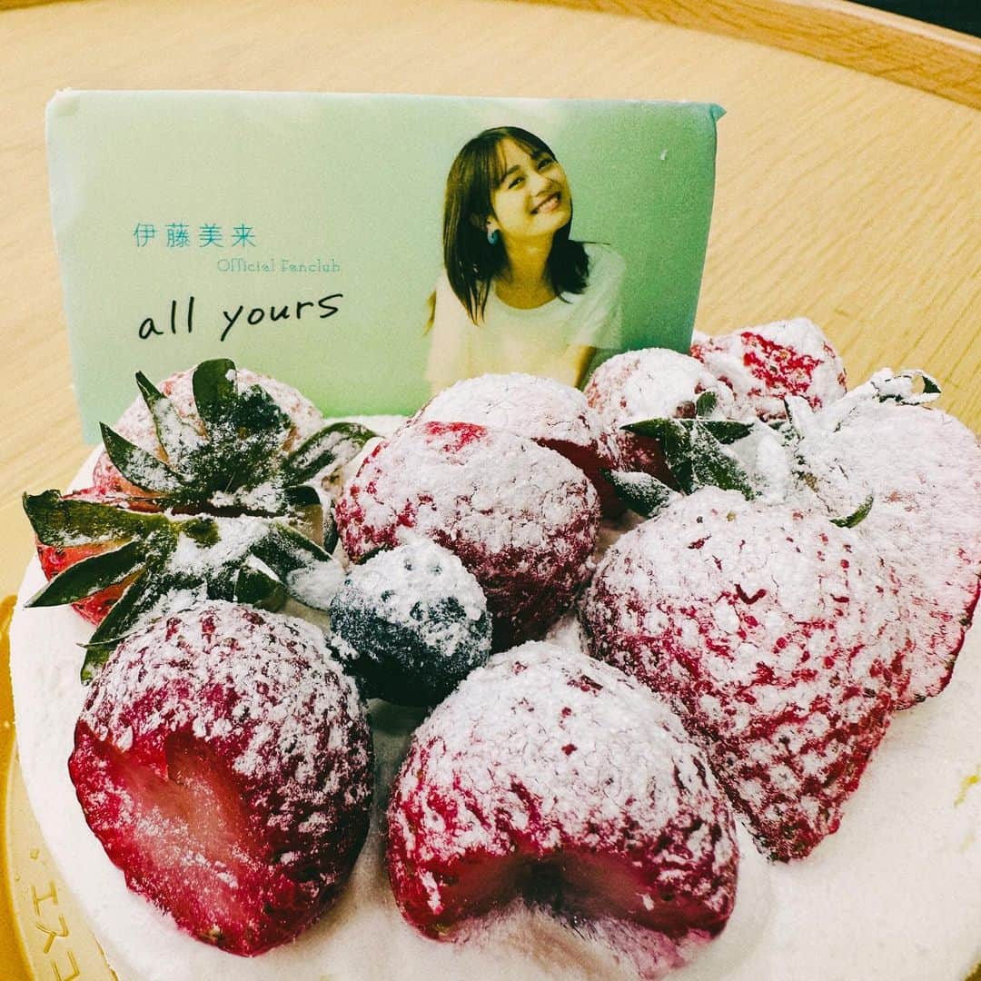 伊藤美来のインスタグラム：「🎂  27歳☺︎ いつもありがとう。 感謝ばかりです！  #みくです☺︎  #誕生日 #allyours」