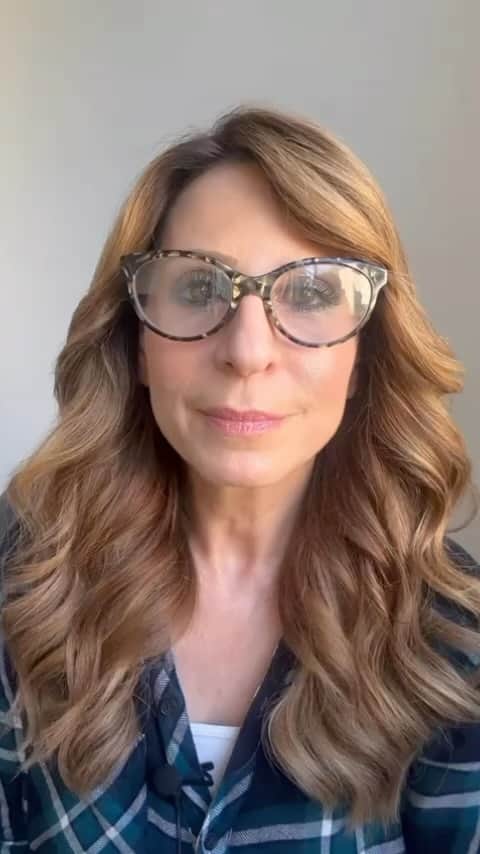 ジョン・バロウマンのインスタグラム：「My friend @shawnpelofsky is normally a prankster like myself, but to see her shaken to the core and upset just reflects how horrific the Hamas terrorist attacks were.  We all condemn Terrorism! Please watch as she speaks from the heart with truth and compassion. Anything you need my love I am here to help. I stand by Israel and my Jewish friends and Family. Jb  #isreal #hamasterrorists #war #peace」