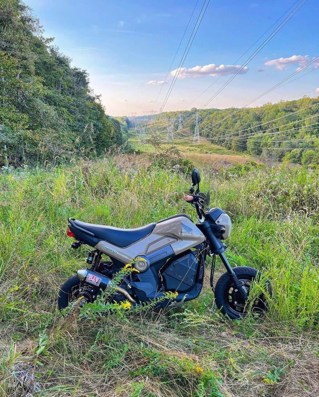 Honda Powersports USのインスタグラム：「Someone forgot to tell the #Navi that it isn't an ADV, but @life.of.burch says it never seems to mind. 🤪 🗺️ #BetterOnAHonda #miniMOTO」