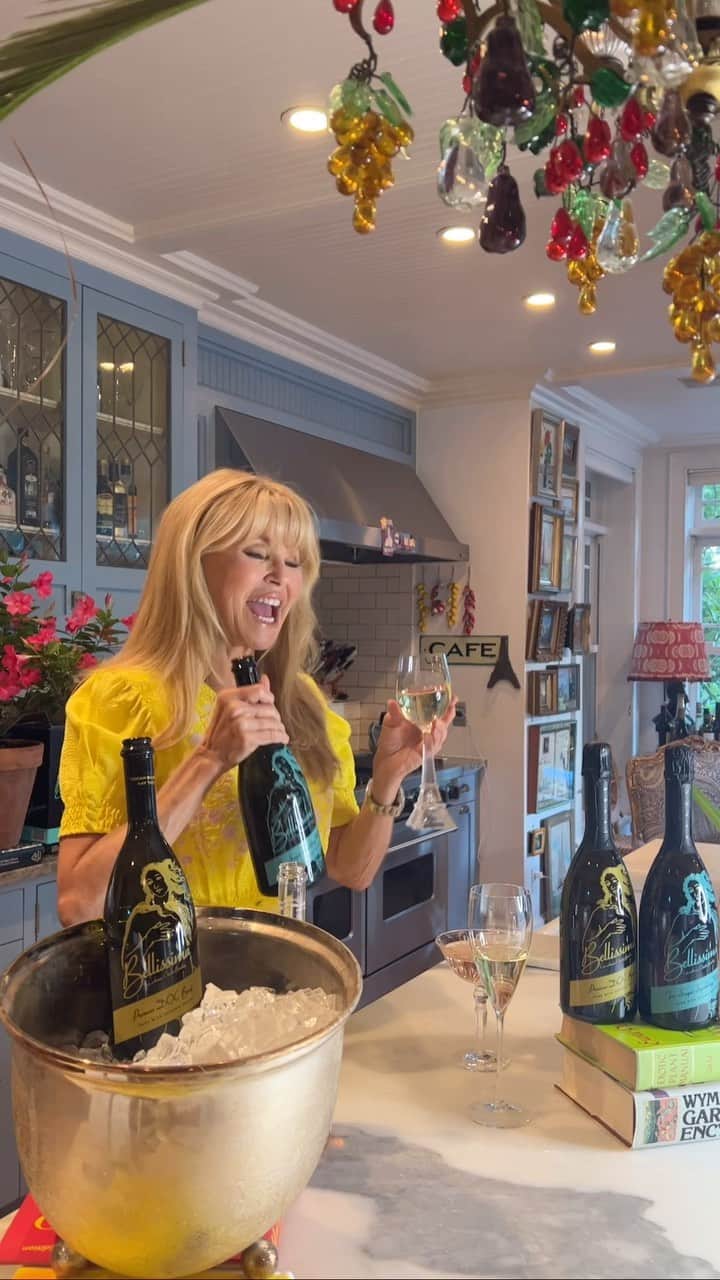 のインスタグラム：「🎵🎶Thank you all so much for tuning in last night and ordering my delicious organic @bellissimaprosecco. Thank you @qvc  for giving me the opportunity to brag a little about my organic vegan nongmo , gluten free and cruelty free wines that are now leaders in the fastest  growing category  in the “Better for you” and “Better for our planet” wine and Prosecco market. May you sip your Bellissima in vibrant good health!” Cheers My Friends! Oh and you can catch last nights show on qvc.com and check out Bellissimaprosecco.com to learn more🥂🍾🎉💛💚♻️」