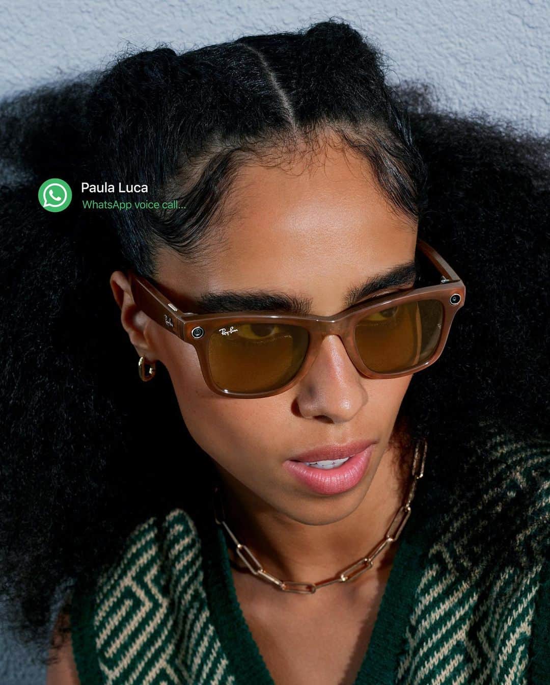 レイバンのインスタグラム：「Elevate your reality with @RayBanMeta. Stay connected on the go, enjoy your favorite tunes and share your world.  Pre-order yours at the link in bio! #RayBanMeta」