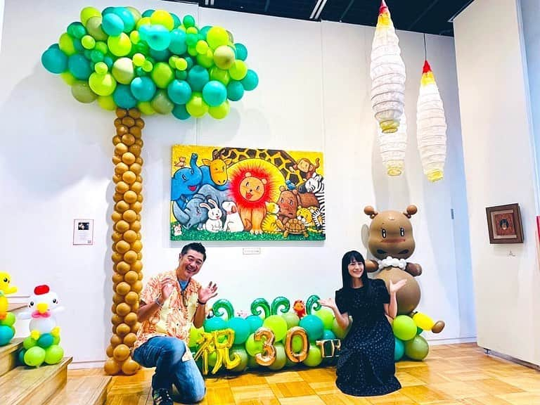 うちやえゆかのインスタグラム：「童画家・イラストレーターの 🌟徳治昭童画館 in 文房堂🌟へ行ってきました。 ㊗徳さん動画家活動30周年！おめでとうございます。  大好きなほっこりワールド。 コラボ「憧画〜どうが」のひと作品に、やえ丼が！ 絵のモデル💚 素敵に描いてくださっていて(∩´∀｀)∩ﾜｰｲ  取材でたくさん話を聞いて、絵に描いてくださいました！ どんなふうに徳さんの絵の世界に。ぜひぜひみてね♪  🦁徳治昭童画展 https://dougakan.net/?p=13205  【徳治昭童画展 ほっこりワールド in 文房堂】 2023年10月12日(木)〜17(火) 11:00〜18:30（最終日は16:00まで） 文房堂ギャラリー(４階) http://www.bumpodo.co.jp/  宮内タカユキさんにばったりお会いできました！嬉しかった🎶  東京での展覧会のあと、また違う場所に作品を 連れて行ってくださることもあるそうです。 いつかあなたの街の近くに行くこともあるかしら。 その際にはお知らせさせていただきますね✨  徳さんありがとうございます🌟嬉しいな。  #徳治昭童画館 #徳治昭 #ほっこりワールド  #文房堂 #ギャラリー #東京 #神田 #神保町 #絵 #コラボ #憧画  #シリーズ」