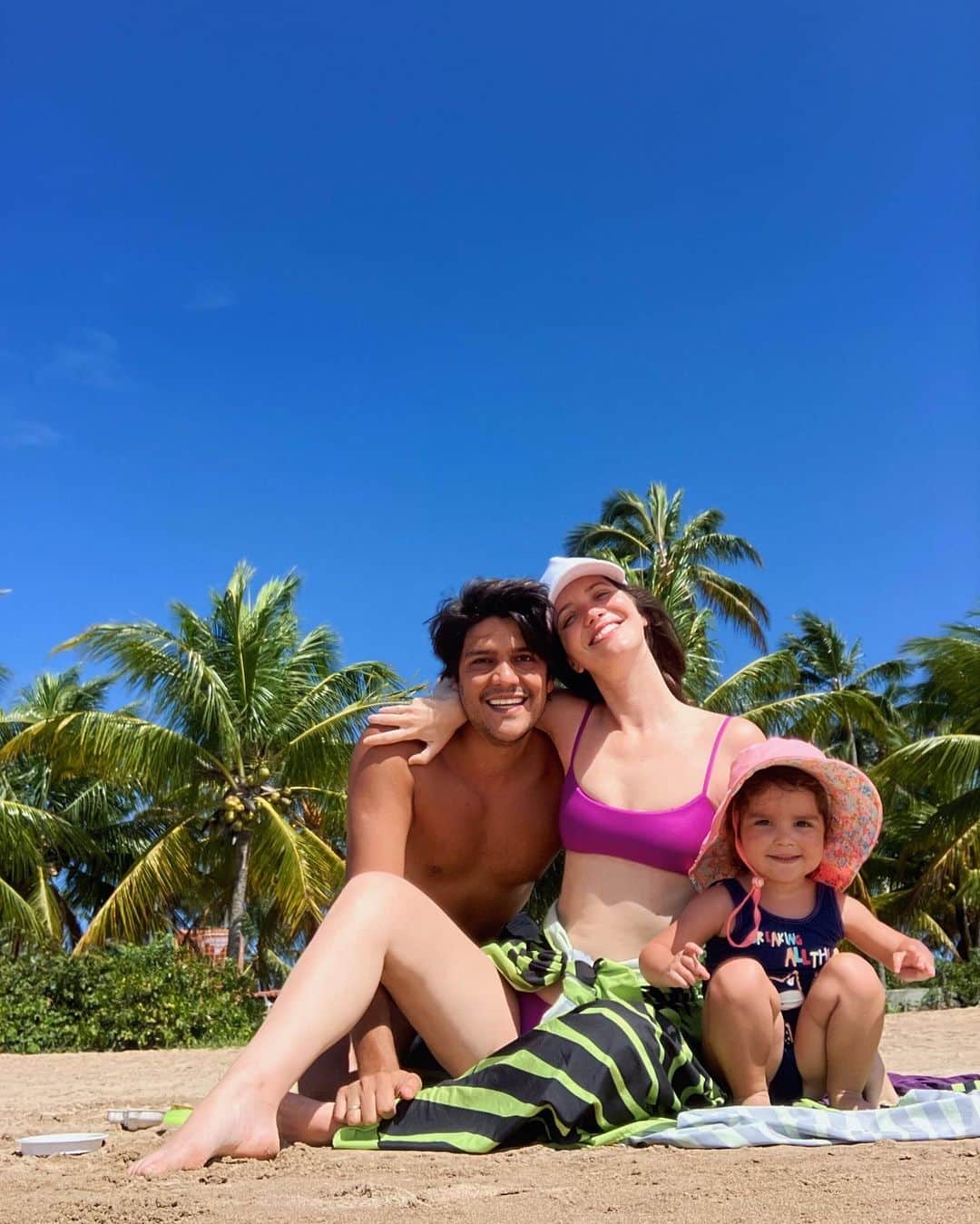 ナタリア・ディルのインスタグラム：「Post meio tbt meio demorei pra sintonizar depois desse escape pro paraíso. Aí vai um resuminho desses dias deliciosos de recarga e reconexão.  E ainda comemoramos o meu amor que Quarentou lindamente. Obrigada aos nosso anfitriões @casa_bitingui @magotiago @osaelfarias @luisaassumpcao @dalvatejo Vera e Edilene」