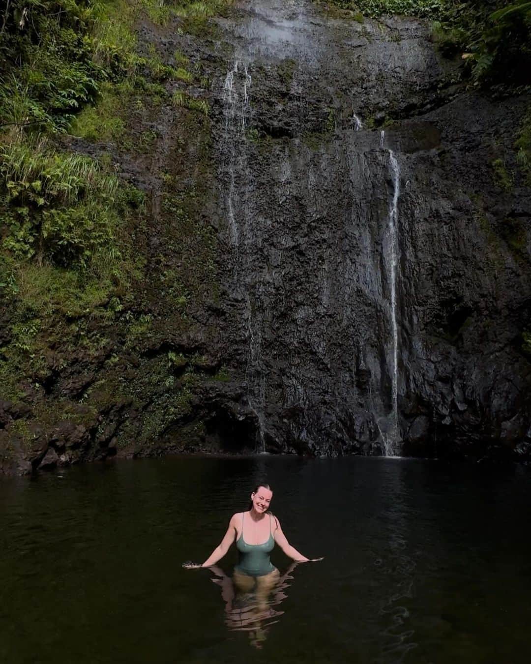 Annabel Smitさんのインスタグラム写真 - (Annabel SmitInstagram)「get ready cuz the Hawaii spam is coming your wayyy 🥥 first up is an appreciation post for our daily morning waterfall dips 💦 the most refreshing way to wake up!! had a little Kim K water reflection moment on the second slide 🍑 and sharing a much less charming but way more realistic picture of me on the last one 😂」10月13日 2時57分 - annabelsmitt