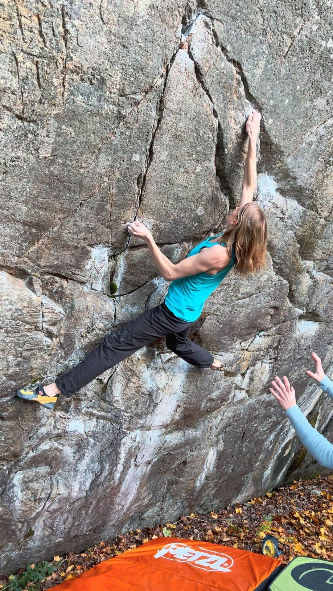 マチルダ・セーデルルンドのインスタグラム：「’How low can you go?!’ 8A ✔️ Really fun afternoon outside with @viannmagic and @micky_rivs 😍 Crispy conditions and great vibes! 🍃  @haglofs @lasportivagram @petzl_official   #climbing #bouldering #klättring」