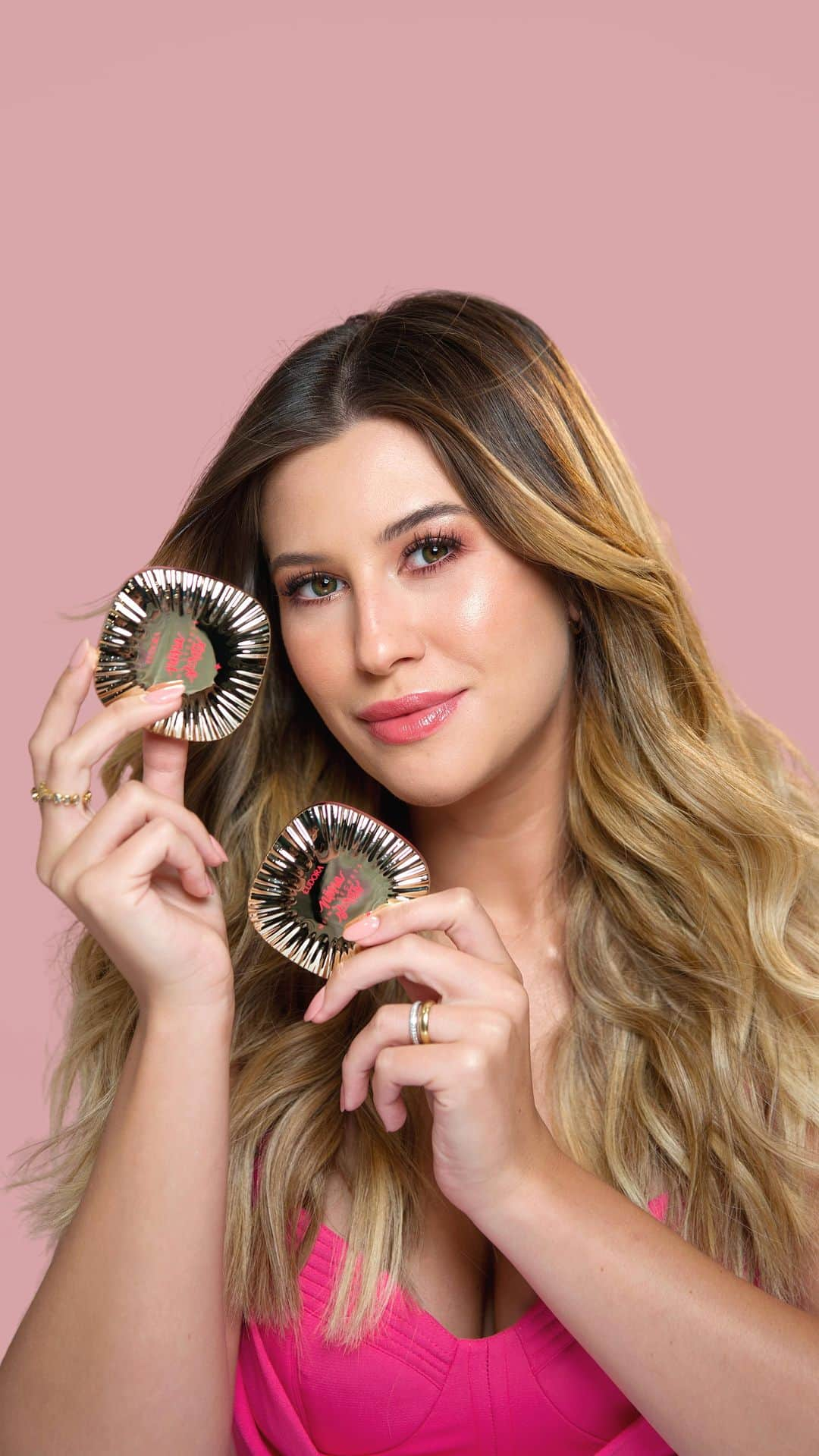 ニーナのインスタグラム：「🚨ALERTA mais um LANÇAMENTO #LinhaNiinaSecrets: BLUSH MARMORIZADO!  Em 2 cores belíssimas ele tem um acabamento sofisticado e efeito acetinado! Por ter uma textura ultra fina permite construção de camadas pra intensidade desejada, eu amo usar por cima de um blush matte como “top coat”, quem me conhece sabe hahaha 🤫 ahhh é EDIÇÃO LIMITADA, corre pra garantir o seu!」