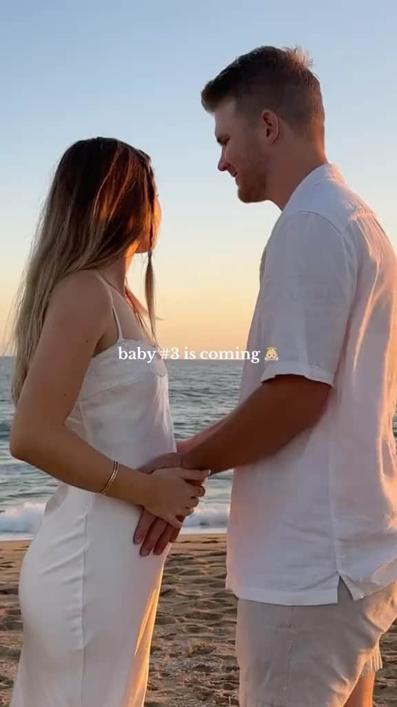 Aspyn Ovard Ferrisのインスタグラム：「Baby #3 is joining our family in 2024! 🫶🏼🩷👶🏼」
