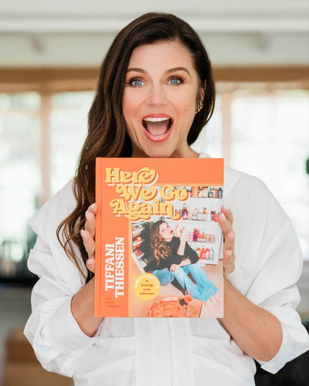 ティファニー・ティーセンのインスタグラム：「There are a few autographed copies left of my cookbook, Here We Go Again. Head to the #linkinbio to grab yours before they disappear. 🧡#herewegoagain #cookbook #leftovers」