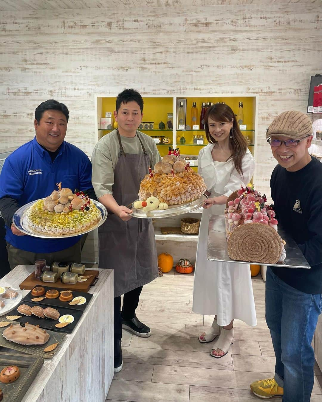 里井真由美さんのインスタグラム写真 - (里井真由美Instagram)「栗スマスアイスケーキ🌰🎄メゾンジブレー 秋冬新商品、クリスマス発表会  これ！アイスケーキでございます〜 しかも宮崎県産「須木栗(すきくり)」❤️  メゾンジブレーは、江森シェフの技ですごい栗のアイスケーキ、ジェラートが揃ってます！  @maison.givree  @hiroyuki_emori   トップ画像は発表会でのスペシャル大きなアイスケーキ  ⚫️ エリソン マロン でございます〜　  ☞最後の画像で皆様と手持ちしているから、大きさわかりますよ♡  須木栗のアイスがメインになっていて、 全休的にはマロンショートケーキのようなイメージ。  もちろん要予約で販売可能なお品です。 で、2枚目が通常のサイズ♡ こちらも　予約販売でございます。  そしてー❤️  ⚫️クリスマスアイスケーキ マロンロワイヤル❣️  宮崎県産の須木栗を使用したアイスケーキですのよ〜 須木栗とコーヒーの組み合わせ 全体でいがぐりが表現されているの  須木要のジェラートとマスカルポーネのシャーベットのバランスが良くて、マロンアイスと、カフェファソンさんのコーヒーのジェラートも美味♡お味の奥深さは、須木茶のマロンが入ったウイスキーとパニラのアイスクリームです  （直径約15cm） 50台定　6,200円（税込・送料別）  めちゃおいしい栗スマスアイスケーキなので、ぜひ♡  。。。  ⚫️ パヴェドピスターシュ ⚫️ プッシュドノエル ノエルモガドール  など、詳細はまたご案内しますが、 まずは画像と公式サイトを要チェックなさってみてみてみて〜❤️🌰❤️  @maison.givree   。。。。  宮崎県小林市の須木栗は、以前から大好きで追いかけていたのですが、ふるさと納税しながら極限られたお品しか無かったの。  今年は秋冬の栗スイーツ、例えばフィナンシェやモンブラン、ティグレ、ジェラートにも、どんどん登場するので、ぜひお店にいらしてね！  お取り寄せできる品もございます❤️  まずは　発表会のお品から〜 詳細は追って更新させて頂きます❤️  @maison.givree  @hiroyuki_emori   。。。  ⭕️テレビ出演告知⭕️  10/14 土曜、10/16 月曜 名古屋テレビ　メ〜テレ「ドデスカ！」 出演予定です〜 10/14は以前出演させて頂いた「芋栗かぼちゃスイーツ」高視聴率再放送です！そして南雲アナウンサーとまたまたご一緒させて頂きました♡よろしくお願いいたします。  。。。  素敵な一日をお過ごしくださいね〜  。。。  #PR #maisongivree #メゾンジブレー #須木栗#宮崎県産#栗スマス#和栗#クリスマス#栗スマス#ケーキ#クリスマスケーキ #里井真由美#さといいね#ありが糖運動」10月13日 3時13分 - mayumi.satoi