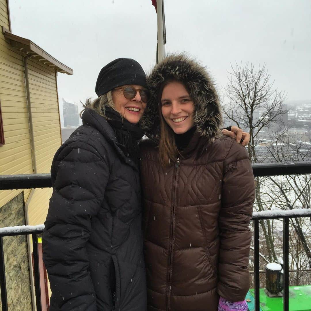 ダイアン・キートンのインスタグラム：「Throwback to this snowy day in Pittsburgh • February, 2015 • 🥶❄️⛄️🌨️ #tbt #snow #pittsburgh #family」