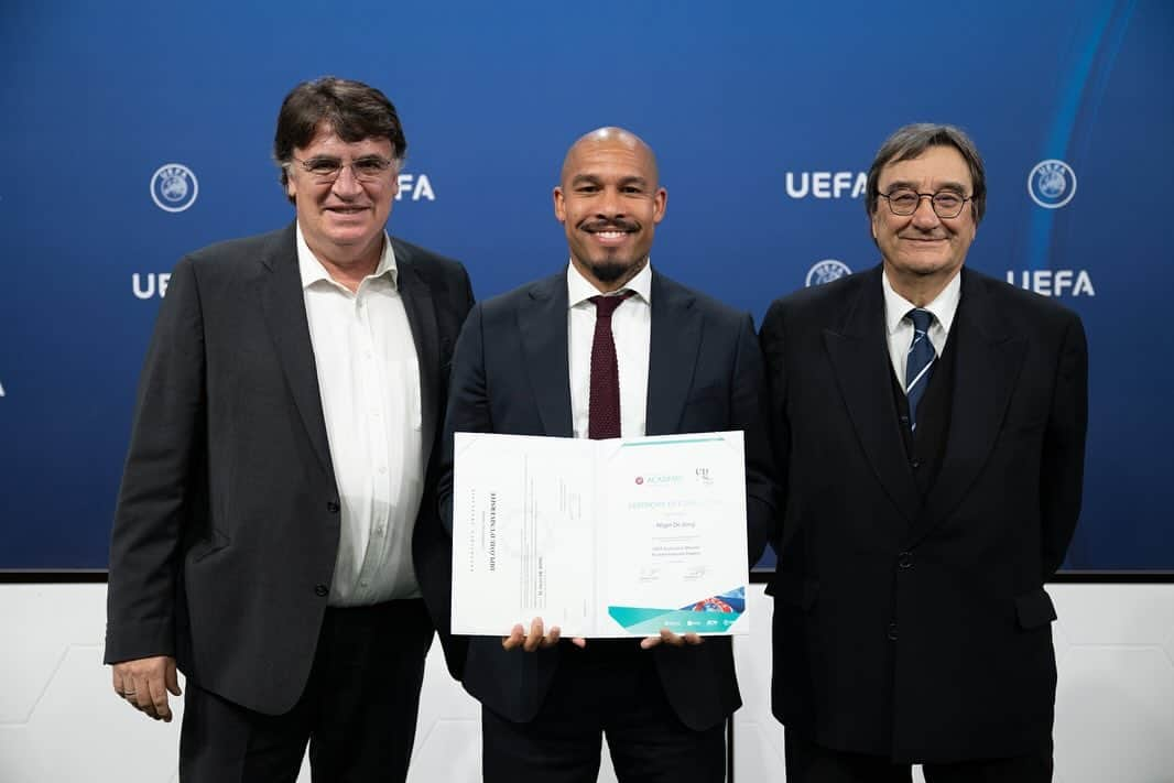 ナイジェル・デ・ヨングのインスタグラム：「From players to leaders.  Extremely proud to been part of this amazing ride towards graduation of the UEFA MIP 4 program with this group.   Achievement unlocked and on to the next one.  @uefa_official #UEFAacademy」