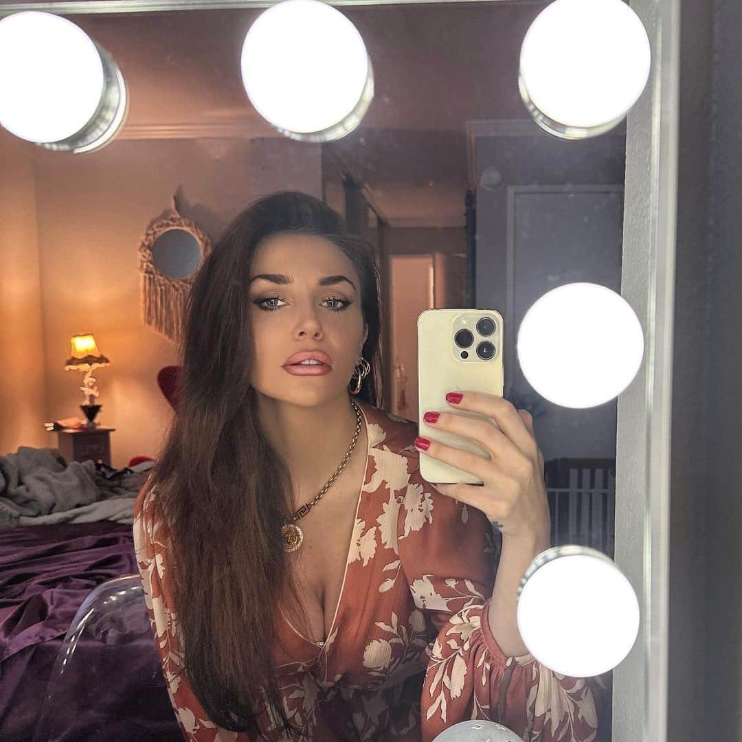 コートニー・ストッデンのインスタグラム：「Golden hour bbs #mirrorselfie」