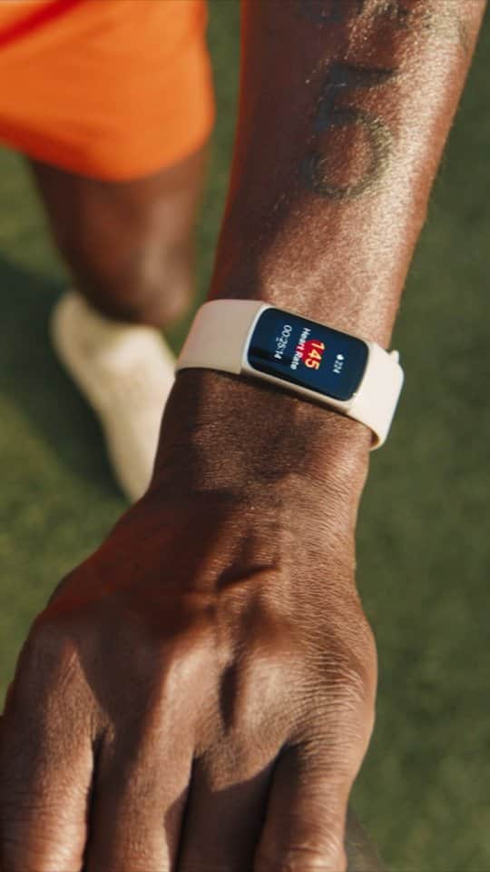 Googleさんのインスタグラム動画 (GoogleInstagram)「FitbitFam, it’s here 🎉 With 40