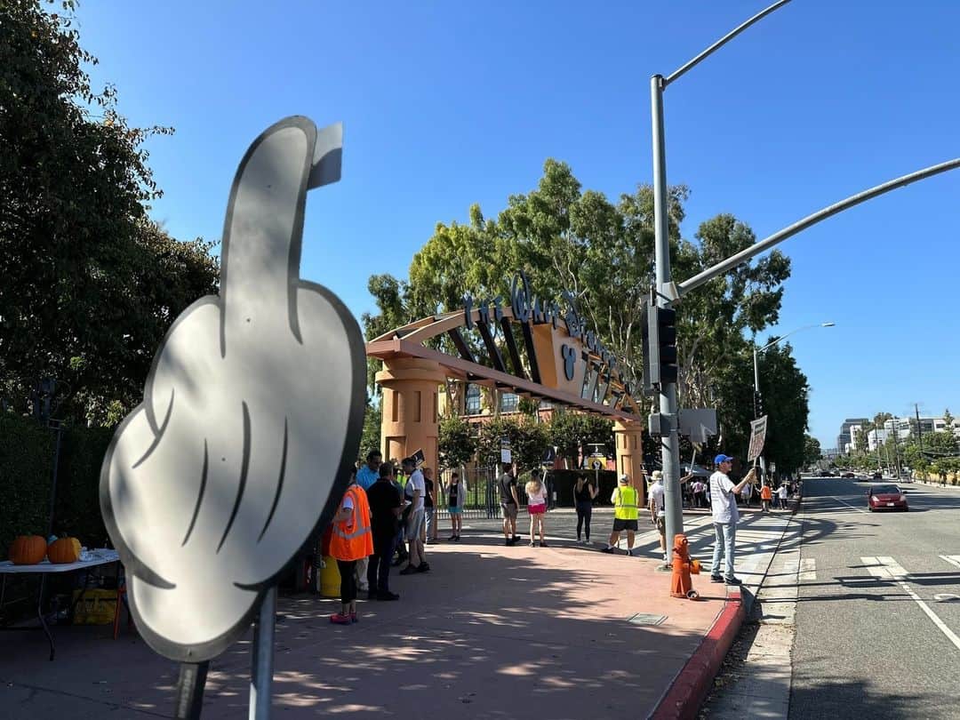 ハリウッド・リポーターのインスタグラム：「#SAGAFTRA members send a clear message with a large sign outside the Disney lot in Burbank as they return to the picket lines for the #ActorsStrike today. The latest on the stalled negotiations with the #AMPTP at the link in bio.」