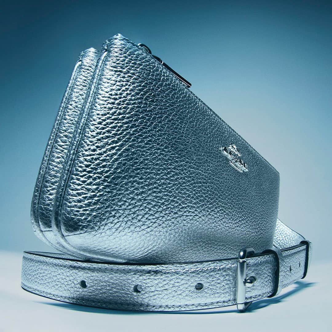 コーチのインスタグラム：「Metallic pebbled leather? Bright idea. 💡 Link in bio for more.  #WearYourShine. Our Fall 2023 story is a call to resist your inner critic and show your most confident self.  #CourageToBeReal #CoachOutlet」