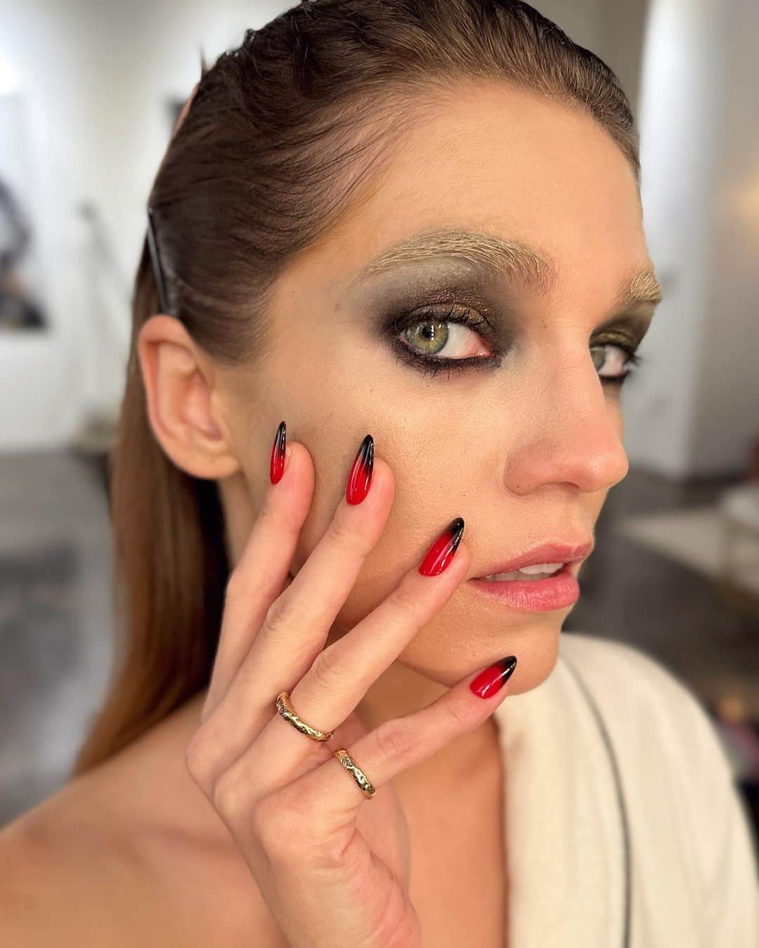 サマンサ・グラドヴィルのインスタグラム：「Behind the scenes shooting something red hot 🔥 with an amazing team & my latest @samvarajewelry creations ♥️  #bts #magazineshoot #samvarajewelry #glam」