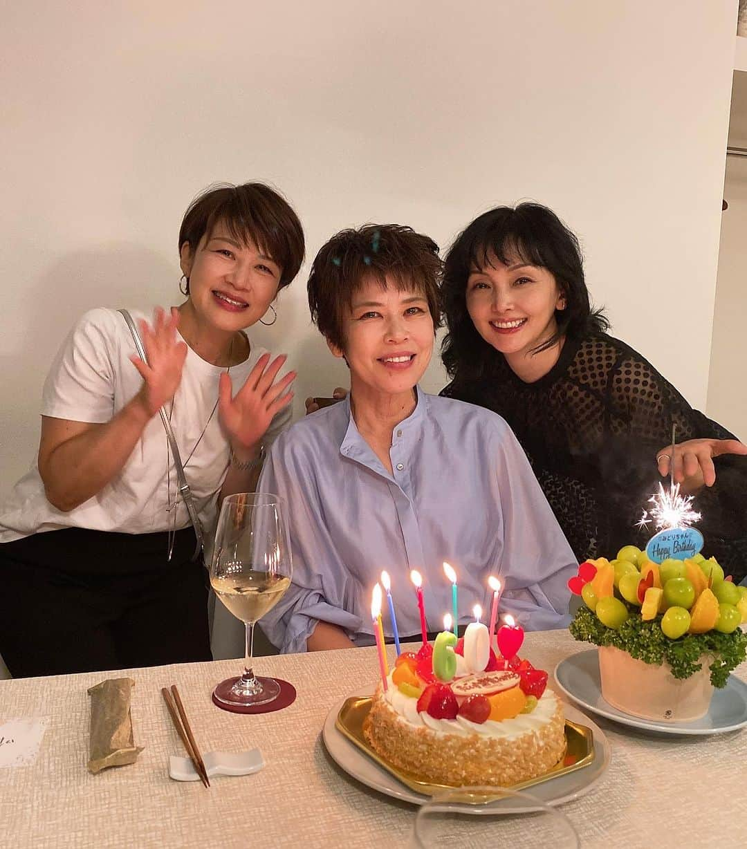 南果歩さんのインスタグラム写真 - (南果歩Instagram)「10月2日😊親友のお誕生日会を大阪今里の #唯sinaburo で開きました㊗️ 参鶏湯はネットでお取り寄せしていましたが、お店に伺ったのは初めて‼️ ナムルやキムチ、ジャンも一つ一つ手作りで本当に美味しかった😊😊😊 もちろん締めの参鶏湯も美味‼️‼️‼️ 親友も親友の妹も大喜びでした🌈  お店には鶴橋の駅を降りてテクテク歩いて向かったのですが、商店街で色んな人にメッチャ声かけられて、地元感半端なかった😊 「果歩ちゃんやん、どこ行くん？仕事か？」 「頑張りや！応援してるで！」などなど😊😊😊 鶴橋に住みたくなったわ‼️  10代からずっと変わらずお互いの人生を語り合って来た親友の60歳のお祝いができて幸せな夜でした‼️  くんちゃん美味しいお料理をありがとう❤️ また伺います😊😊😊 @yui.sinaburo.samgyetang   #お誕生日会 #親友 #韓国料理 #鶴橋 #南果歩 #kahominami #미나미카호 #japaneseactor  ブラウス @cadune_official」10月13日 14時43分 - kaho_minami