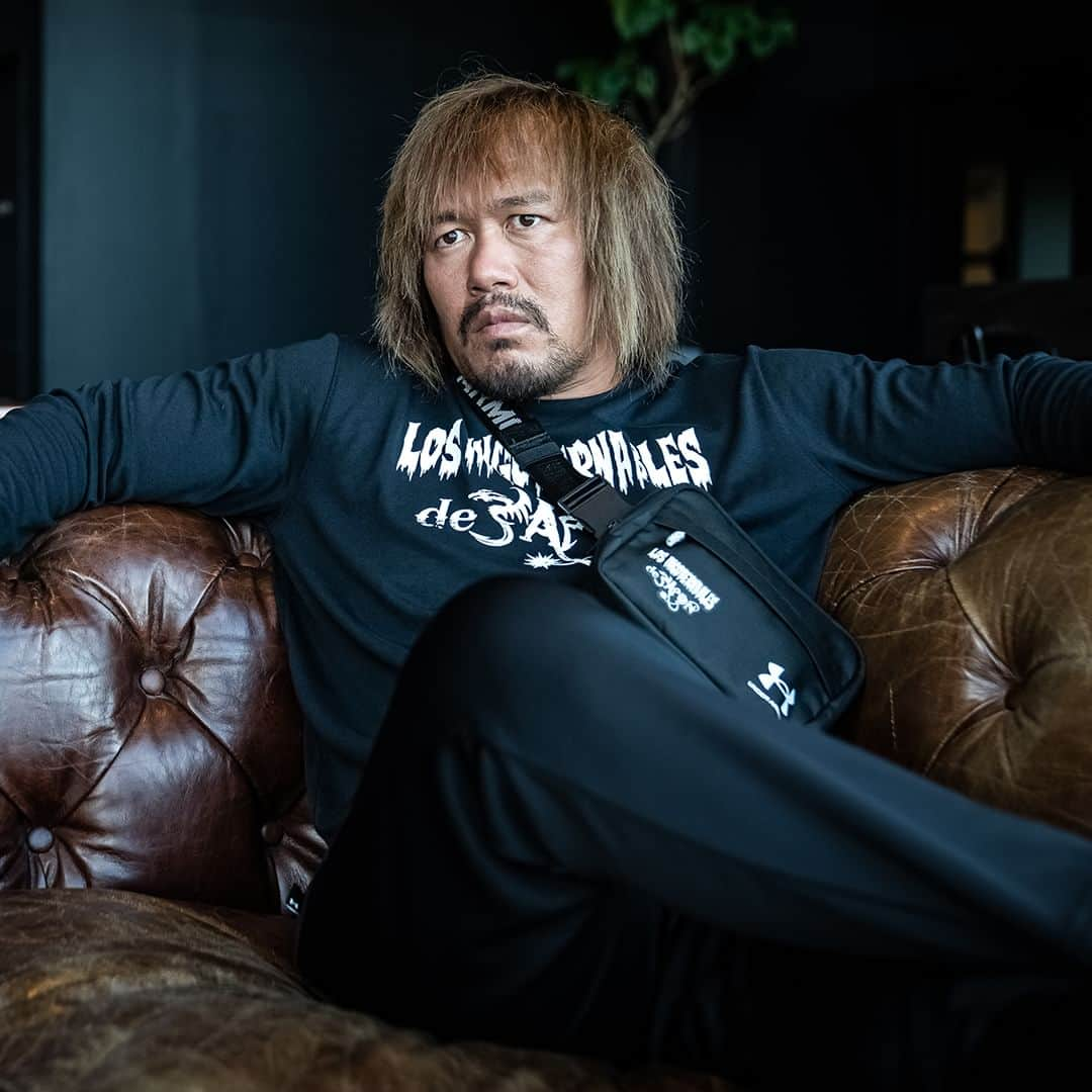 新日本プロレスさんのインスタグラム写真 - (新日本プロレスInstagram)「【アンダーアーマー×｢内藤哲也｣｢高橋ヒロム｣｢L･I･J｣のコラボアイテムが新登場！】  「アンダーアーマー×新日本プロレス」2023 ウィンターコレクションを、UAリワードアプリ・アンダーアーマーブランドハウス新宿店・闘魂SHOP通販サイトにて発売開始！  10月13日（金）から「アンダーアーマー×新日本プロレス」2023 ウィンターコレクションを、UAリワードアプリ・アンダーアーマーブランドハウス新宿店・闘魂SHOP通販サイトにて順次発売いたします。 今季は初となる「アンダーアーマー×内藤哲也/高橋ヒロム」のコラボレーションが実現。 「アンダーアーマー×L･I･J」とのコラボウェア・コラボバッグの新作もラインナップ。  ◇UNDER ARMOUR 特設ページ https://www.underarmour.co.jp/feature/prowrestling_7/?topbnr=fw23prowrestling_7  ◇UAリワードアプリ https://apps.apple.com/jp/app/id1435561461  ◇UNDER ARMOUR BRAND HOUSE 新宿 https://shop.underarmour.co.jp/uabh-shinjuku.php  ◆闘魂SHOP通販サイト https://shop.njpw.co.jp/  ※新日本プロレスの大会会場、闘魂SHOP水道橋店・その他店舗での取扱いはございません。 ※新日本プロレスでは一部商品の取扱となりますので、その他の商品は「UNDER ARMOUR 特設ページ」より取扱先のご確認をお願いいたします。」10月13日 14時47分 - njpw1972