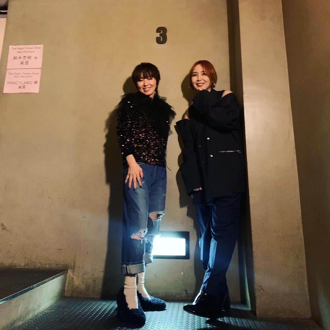 渡辺満里奈さんのインスタグラム写真 - (渡辺満里奈Instagram)「. 昨夜の出来事が何やら夢だったみたいな感じがして、不思議にふわふわしてる。まだ。  韓国のDJ NIGHT TEMPOくんのアルバム『NEO STANDARD』に参加するというご縁をいただき、彼のツアーの東京公演にゲストとして1曲歌わせていただきました。  NIGHT TEMPOくんは主に80年代〜90年代の日本のポップスを再構築し、世界に広げた立役者でもあり、日本への愛が溢れているクリエイター。 そんな彼の新しいアルバムは参加ボーカルも錚々たるメンバーで、ライブもものすごく盛り上がって、久しぶりにライブの高揚する感じを味わいました。 緊張して、だいぶ借りてきた猫状態だったけど😂  やっぱりライブは楽しいね。 メイクも衣装も遊び心満載で、ウキウキする✨  実は11/4もNIGHT TEMPOライブ参加します。 J-WAVE&NIGHT TEMPOプレゼンツ　日比谷野音100周年記念ライブです！  こちらも楽しみ🔥  ★ @nighttempo  @tokiasako  @anju.suzuki_official  @yuyuhayami  @missmakinomiya  @fancylabo  #ソバカス #キラキラ多め」10月13日 14時47分 - funnyfacefunny