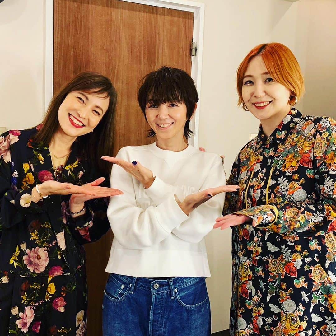 渡辺満里奈さんのインスタグラム写真 - (渡辺満里奈Instagram)「. 昨夜の出来事が何やら夢だったみたいな感じがして、不思議にふわふわしてる。まだ。  韓国のDJ NIGHT TEMPOくんのアルバム『NEO STANDARD』に参加するというご縁をいただき、彼のツアーの東京公演にゲストとして1曲歌わせていただきました。  NIGHT TEMPOくんは主に80年代〜90年代の日本のポップスを再構築し、世界に広げた立役者でもあり、日本への愛が溢れているクリエイター。 そんな彼の新しいアルバムは参加ボーカルも錚々たるメンバーで、ライブもものすごく盛り上がって、久しぶりにライブの高揚する感じを味わいました。 緊張して、だいぶ借りてきた猫状態だったけど😂  やっぱりライブは楽しいね。 メイクも衣装も遊び心満載で、ウキウキする✨  実は11/4もNIGHT TEMPOライブ参加します。 J-WAVE&NIGHT TEMPOプレゼンツ　日比谷野音100周年記念ライブです！  こちらも楽しみ🔥  ★ @nighttempo  @tokiasako  @anju.suzuki_official  @yuyuhayami  @missmakinomiya  @fancylabo  #ソバカス #キラキラ多め」10月13日 14時47分 - funnyfacefunny