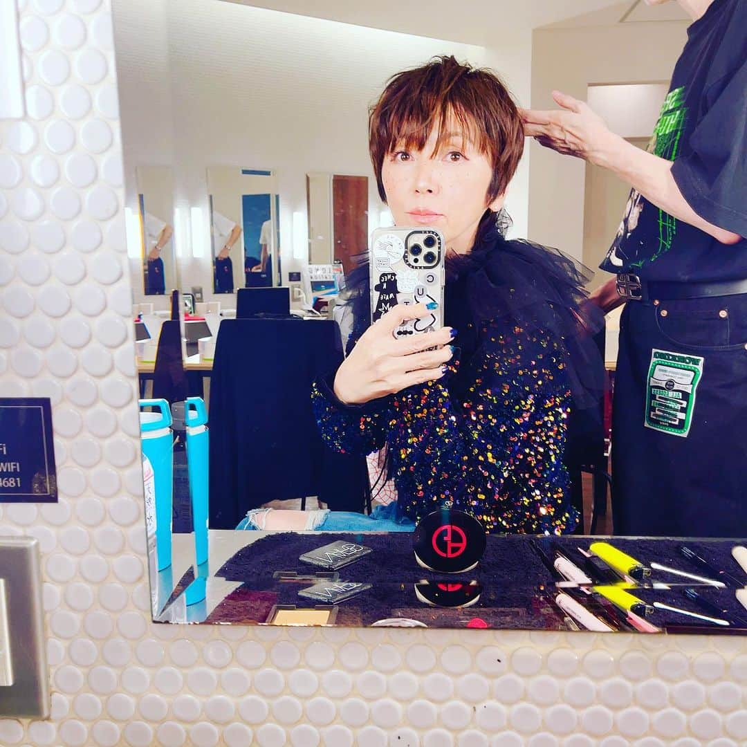 渡辺満里奈さんのインスタグラム写真 - (渡辺満里奈Instagram)「. 昨夜の出来事が何やら夢だったみたいな感じがして、不思議にふわふわしてる。まだ。  韓国のDJ NIGHT TEMPOくんのアルバム『NEO STANDARD』に参加するというご縁をいただき、彼のツアーの東京公演にゲストとして1曲歌わせていただきました。  NIGHT TEMPOくんは主に80年代〜90年代の日本のポップスを再構築し、世界に広げた立役者でもあり、日本への愛が溢れているクリエイター。 そんな彼の新しいアルバムは参加ボーカルも錚々たるメンバーで、ライブもものすごく盛り上がって、久しぶりにライブの高揚する感じを味わいました。 緊張して、だいぶ借りてきた猫状態だったけど😂  やっぱりライブは楽しいね。 メイクも衣装も遊び心満載で、ウキウキする✨  実は11/4もNIGHT TEMPOライブ参加します。 J-WAVE&NIGHT TEMPOプレゼンツ　日比谷野音100周年記念ライブです！  こちらも楽しみ🔥  ★ @nighttempo  @tokiasako  @anju.suzuki_official  @yuyuhayami  @missmakinomiya  @fancylabo  #ソバカス #キラキラ多め」10月13日 14時47分 - funnyfacefunny