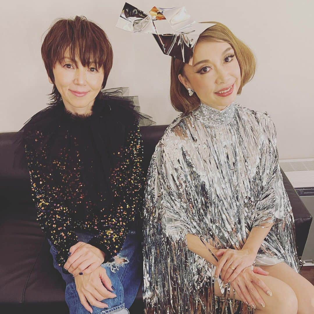 渡辺満里奈さんのインスタグラム写真 - (渡辺満里奈Instagram)「. 昨夜の出来事が何やら夢だったみたいな感じがして、不思議にふわふわしてる。まだ。  韓国のDJ NIGHT TEMPOくんのアルバム『NEO STANDARD』に参加するというご縁をいただき、彼のツアーの東京公演にゲストとして1曲歌わせていただきました。  NIGHT TEMPOくんは主に80年代〜90年代の日本のポップスを再構築し、世界に広げた立役者でもあり、日本への愛が溢れているクリエイター。 そんな彼の新しいアルバムは参加ボーカルも錚々たるメンバーで、ライブもものすごく盛り上がって、久しぶりにライブの高揚する感じを味わいました。 緊張して、だいぶ借りてきた猫状態だったけど😂  やっぱりライブは楽しいね。 メイクも衣装も遊び心満載で、ウキウキする✨  実は11/4もNIGHT TEMPOライブ参加します。 J-WAVE&NIGHT TEMPOプレゼンツ　日比谷野音100周年記念ライブです！  こちらも楽しみ🔥  ★ @nighttempo  @tokiasako  @anju.suzuki_official  @yuyuhayami  @missmakinomiya  @fancylabo  #ソバカス #キラキラ多め」10月13日 14時47分 - funnyfacefunny