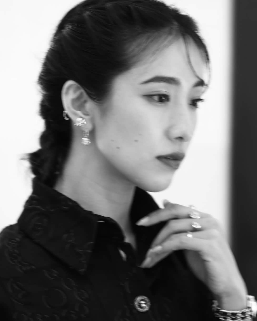 のインスタグラム：「CHANEL fine jewelry ginza namiki  オープン1周年おめでとう御座います💎  1周年の記念にガブリエル シャネルが初めて手掛けた “Bijoux de Diamants”の貴重なピースが展示されています💫 ファッションデザイナーである彼女がジュエリーの世界でも常識を覆したお話を伺っていると、枠に囚われない彼女の行動力にいつも勇気づけられることを改めて感じます。  ブティックにお招きいただき、唯一無二のアートピースを堪能する素敵な時間をありがとうございました🤍  #PR #CHANEL #CHANELFineJewelry #CHANELFineJewelryGinzaNamiki」