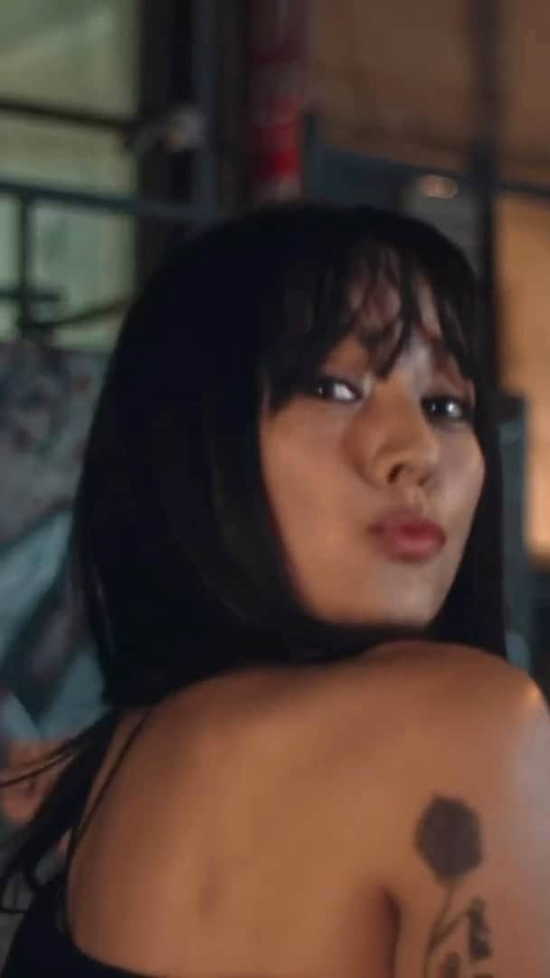 オム・ジョンファのインスタグラム：「후디에 반바지!!!! 하루종일 들어도 좋구나. 이렇게 편하고 스타일리쉬하고 프래쉬한 효리가 돌아왔다.  올가을 내내 들을거야 !!!」