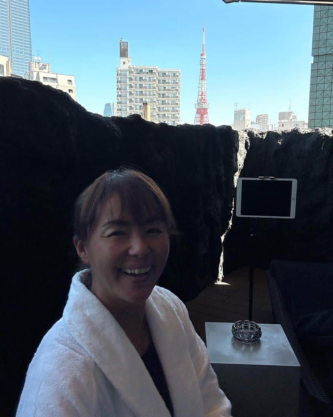 田中律子さんのインスタグラム写真 - (田中律子Instagram)「麻布十番に、『LOCA THE CLASS.別館』がオープンします✨ @the.class_sauna   他では味わえない、極上の空間とサウナ❤️大好きなマグマスパサウナで爆汗💦15度の水風呂で毛穴引き締めたら、外気浴はテラスから東京タワー🗼を見ながら、最幸ととのっちゃうーーーーー😍  なに、これ、ホントに最高なんだけど、ここのサウナ、ヤバすぎる🤩 すごいの出来ちゃったなぁ❤️  しょうたさん最高でしたーー🔥 @magma.koizumi   #locatheclass  #sauna  #麻布十番  #マグマスパサウナ  #極上空間 #ととのいました  #サウナー   【店舗情報】 LOCA THE CLASS.別館 ACCESS：〒1060045 東京都港区麻布十番1-6-1 THE V-CITY麻布十番PLACE 7F MAP：https://maps.app.goo.gl/XSUm4edLMyFN8VjT6?g_st=ic TEL：03-6447-2120」10月13日 13時26分 - ri2kotanaka