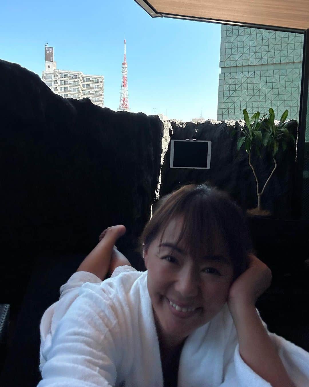 田中律子さんのインスタグラム写真 - (田中律子Instagram)「麻布十番に、『LOCA THE CLASS.別館』がオープンします✨ @the.class_sauna   他では味わえない、極上の空間とサウナ❤️大好きなマグマスパサウナで爆汗💦15度の水風呂で毛穴引き締めたら、外気浴はテラスから東京タワー🗼を見ながら、最幸ととのっちゃうーーーーー😍  なに、これ、ホントに最高なんだけど、ここのサウナ、ヤバすぎる🤩 すごいの出来ちゃったなぁ❤️  しょうたさん最高でしたーー🔥 @magma.koizumi   #locatheclass  #sauna  #麻布十番  #マグマスパサウナ  #極上空間 #ととのいました  #サウナー   【店舗情報】 LOCA THE CLASS.別館 ACCESS：〒1060045 東京都港区麻布十番1-6-1 THE V-CITY麻布十番PLACE 7F MAP：https://maps.app.goo.gl/XSUm4edLMyFN8VjT6?g_st=ic TEL：03-6447-2120」10月13日 13時26分 - ri2kotanaka