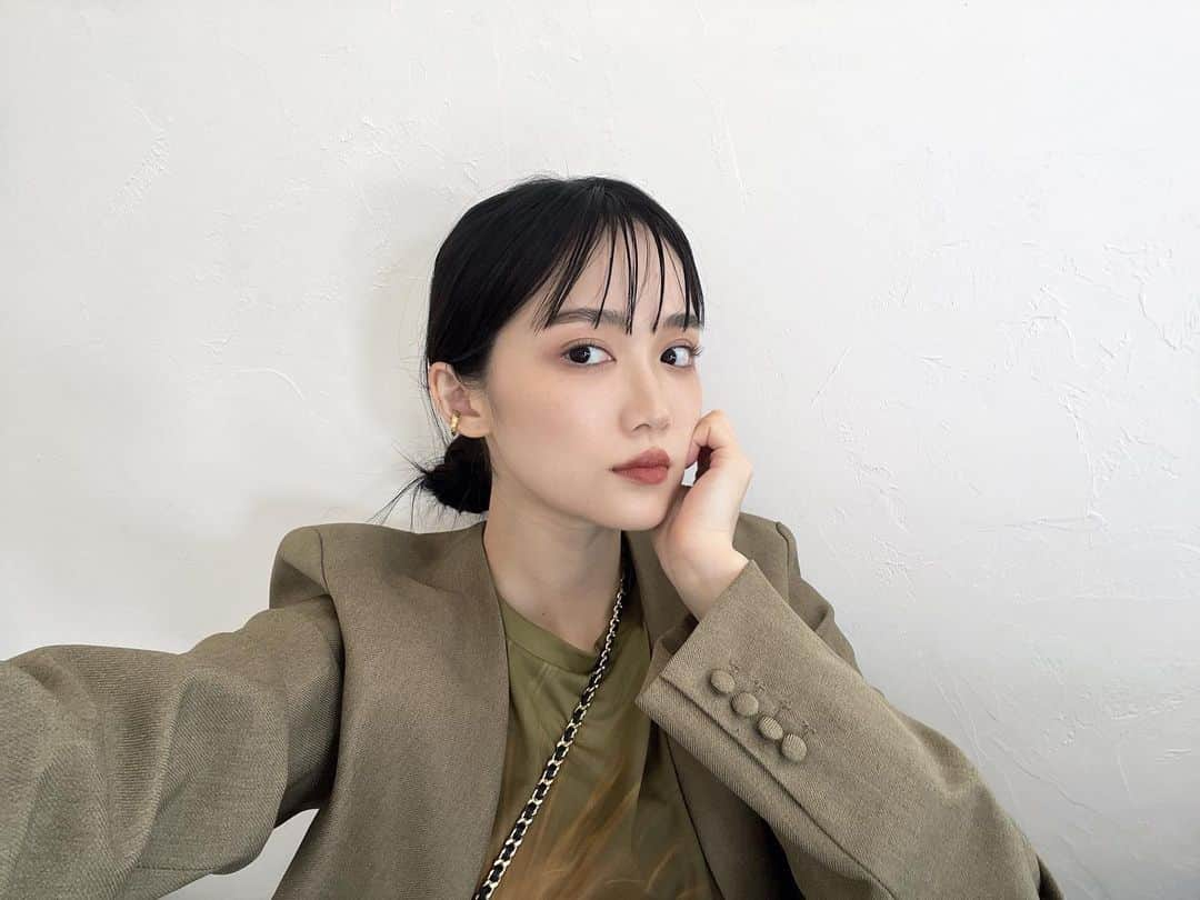 金澤葵さんのインスタグラム写真 - (金澤葵Instagram)「. 大好きな @andbe_official 💄 いつもアイシャドウもこれが多いかな  このリップ色も好きだし何より潤うの🫶🏻  赤リップのときはアイラインなしかも好き  #make #makeup #cosmetics #andbe #コスメ #メイク #赤リップ #ナチュラルメイク #自まつ毛派 #自まつ毛メイク #裸眼」10月13日 13時27分 - aoi_kanazawa