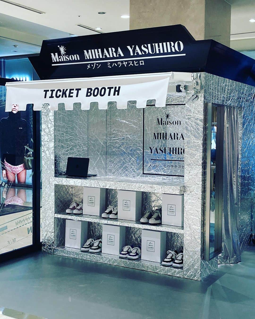 ミハラヤスヒロのインスタグラム：「[ELI'DEN X Maison MIHARA YASUHIRO]  @eliden_official  81,Namdaemun-ro, Jung-gu Seoul, Korea   "KNOT-KNOT LAND" POP UP   Meet the exclusive collection of ELI'DEN with @miharayasuhiro_official  POP up and events in LOTTE MAIN STORE.  □ LOTTE MAIN STORE 1F / 2F ELI'DEN STORE (SEOUL, KOREA) □ 2023/10/13 ~ 31  엘리든과 메종미하라야스히로의 단독 캡슐컬렉션 출시 기념 팝업을 롯데백화점 본점에서 전개합니다. 한국 아티스트의 디자인이 들어간 이번 한정판 캡슐컬렉션 상품들과  한정판 블레이키의 럭키드로우, 다양한 이벤트를 놓치지 마세요 일정 : 2023/10/13~10/31  장소 : 롯데백화점 본점 1F / 2F 엘리든 매장 #메종미하라야스히로 #maisonmiharayasuhiro #ELIDEN #엘리든#miharayasuhiro #靴紐結べな君 #knotknotland」