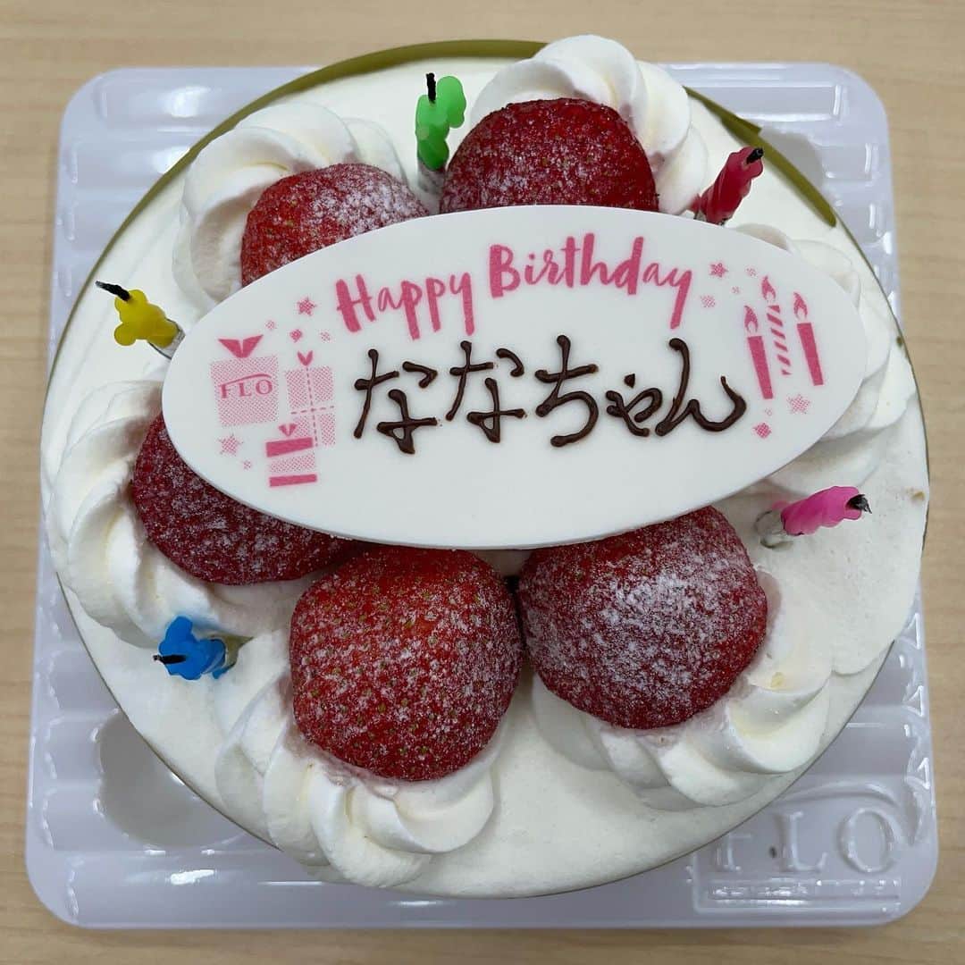 高山奈々さんのインスタグラム写真 - (高山奈々Instagram)「. 今年のお誕生日🎂 たくさんケーキ食べました💕 会社でも毎年お祝いしてもらえて幸せです🥺✨  #29歳 #ラスト20代  #もう10月だけど6月のお話 #ひょっこり森田さん」10月13日 13時33分 - chan_nana617