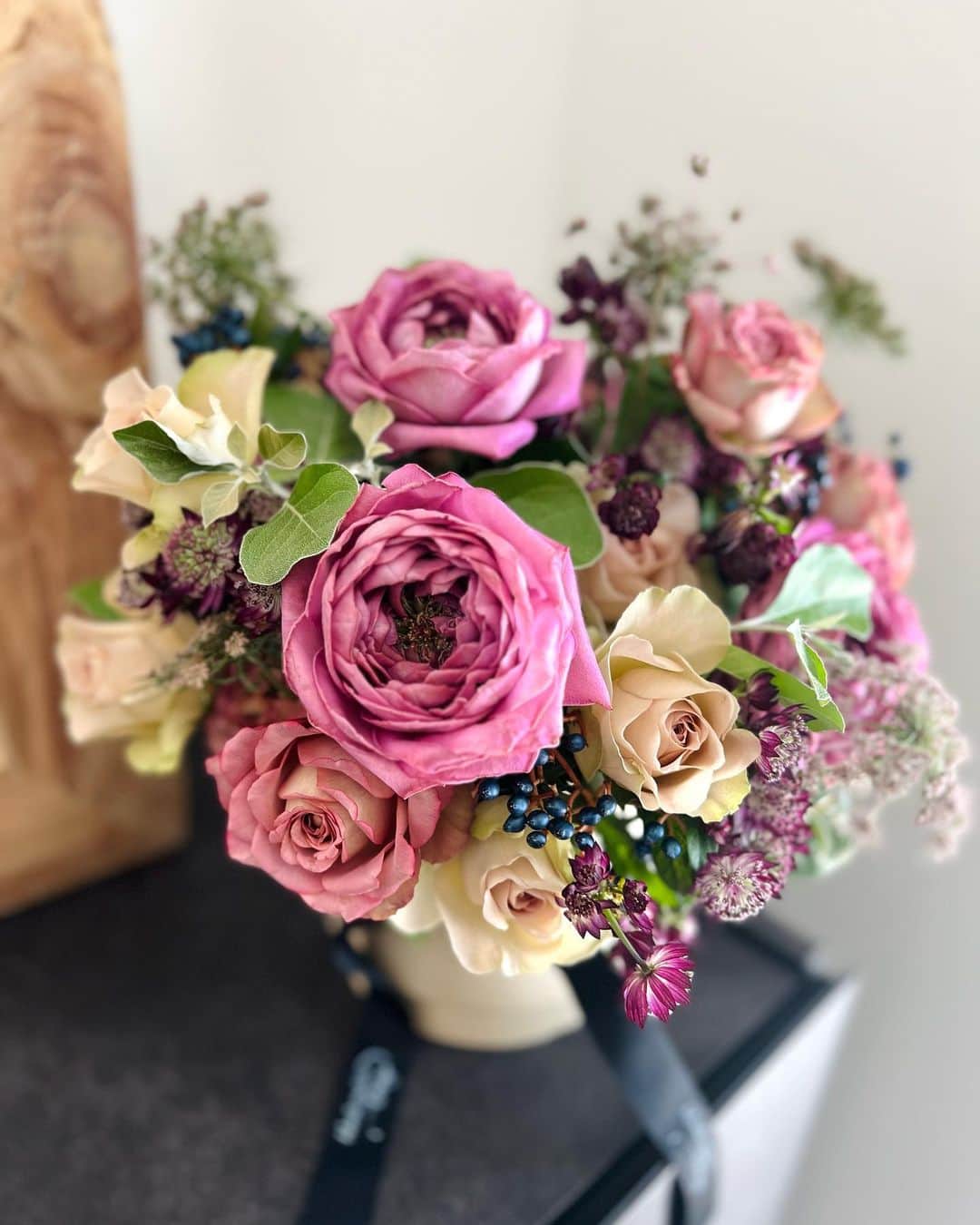 花乃まりあのインスタグラム：「. お誕生日にたくさんのお祝いのメッセージをありがとうございました✨ (全てメンション出来ずにごめんなさい。)  31歳になりました。 数字だけ見ればすっかり大人なのに、中身の方はどうだろう？と考えると恐ろしくなってきますが、いつまでも必死のパッチな自分はそろそろ卒業して、 顔やら肩やらおなかやら、徐々にまるくなってゆく体と同じだけ、心もまるくおおらかに過ごしていきたいと思います。  　 素敵なお花は、大好きな方達が贈ってくれました。 私にとって特別なお花、ヴァーズです🌹 . #birthday#1012」
