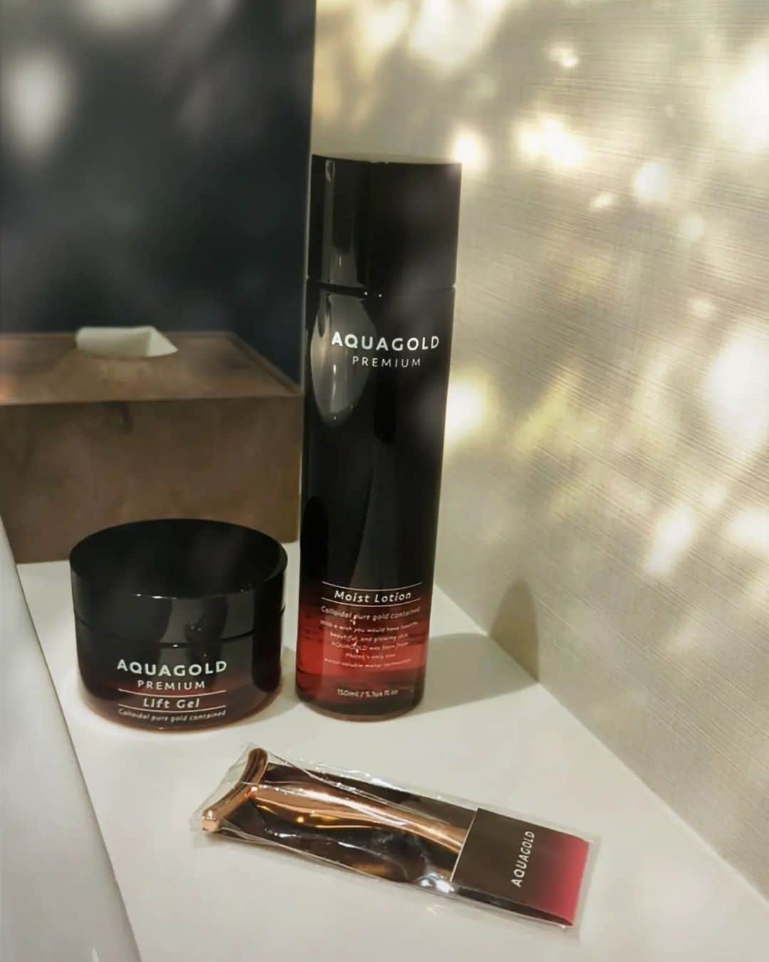 三宅裕子のインスタグラム：「𝐀𝐐𝐔𝐀𝐆𝐎𝐋𝐃  Premium 💎.*･ﾟ　 アクアゴールド プレミアムシリーズが リニューアルしたよ❣️ @aquagold_official  ❁︎アクアゴールドプレミアムモイストローション 美容液の機能もプラスされた贅沢な化粧水に✨ とろみがあって乾燥した季節にぴったり！  ❁︎アクアゴールドプレミアムリフトジェル なんと20種類以上の美容成分がぎゅぎゅっと配合したオールインワンジェル。⁡ ⁡1つで6役！ 化粧水、クリーム、乳液、美容液、パック、鎮静にも使えるよ。 これだけでもokだし ローションのあとに使っても〇  パケも高級感が☺️🩷  今ならリニューアルキャンペーンで 2wayリフトバーがもれなくプレゼント🎁  詳細は @aquagold_official ⁡ ⁡⁡ ⁡みてみてね❣️⁡⁡ ⁡⁡ ⁡ ⁡⁡@美YOU人 ⁡⁡⁡@kyonooshiroiotoshi ⁡ ⁡.*･ﾟ　.ﾟ･*.⁡ ⁡⁡ ⁡PR ⁡ #美YOU人 ⁡ ⁡ #美you人アンバサダー ⁡ ⁡ #ファイテン⁡ ⁡ #Phiten⁡ ⁡ #美顔マスク⁡ ⁡ #京のおしろい落とし⁡ ⁡ #アクアゴールド⁡ ⁡ #アラフォー美容⁡ ⁡ #アラサー美容⁡ ⁡ #美肌ケア⁡ ⁡ #エイジングケア⁡ ⁡ ⁡」